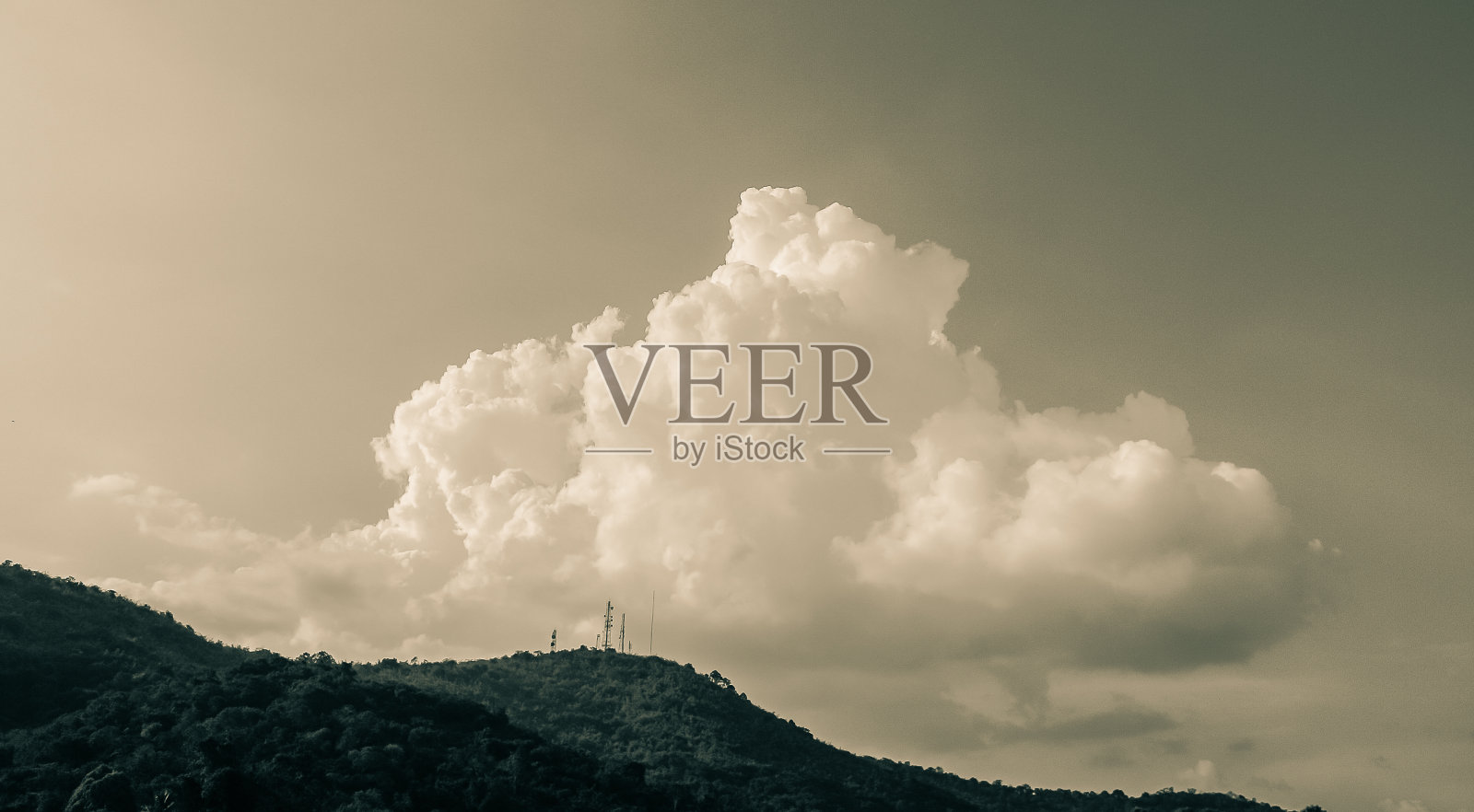 山上大云,单调风格照片摄影图片