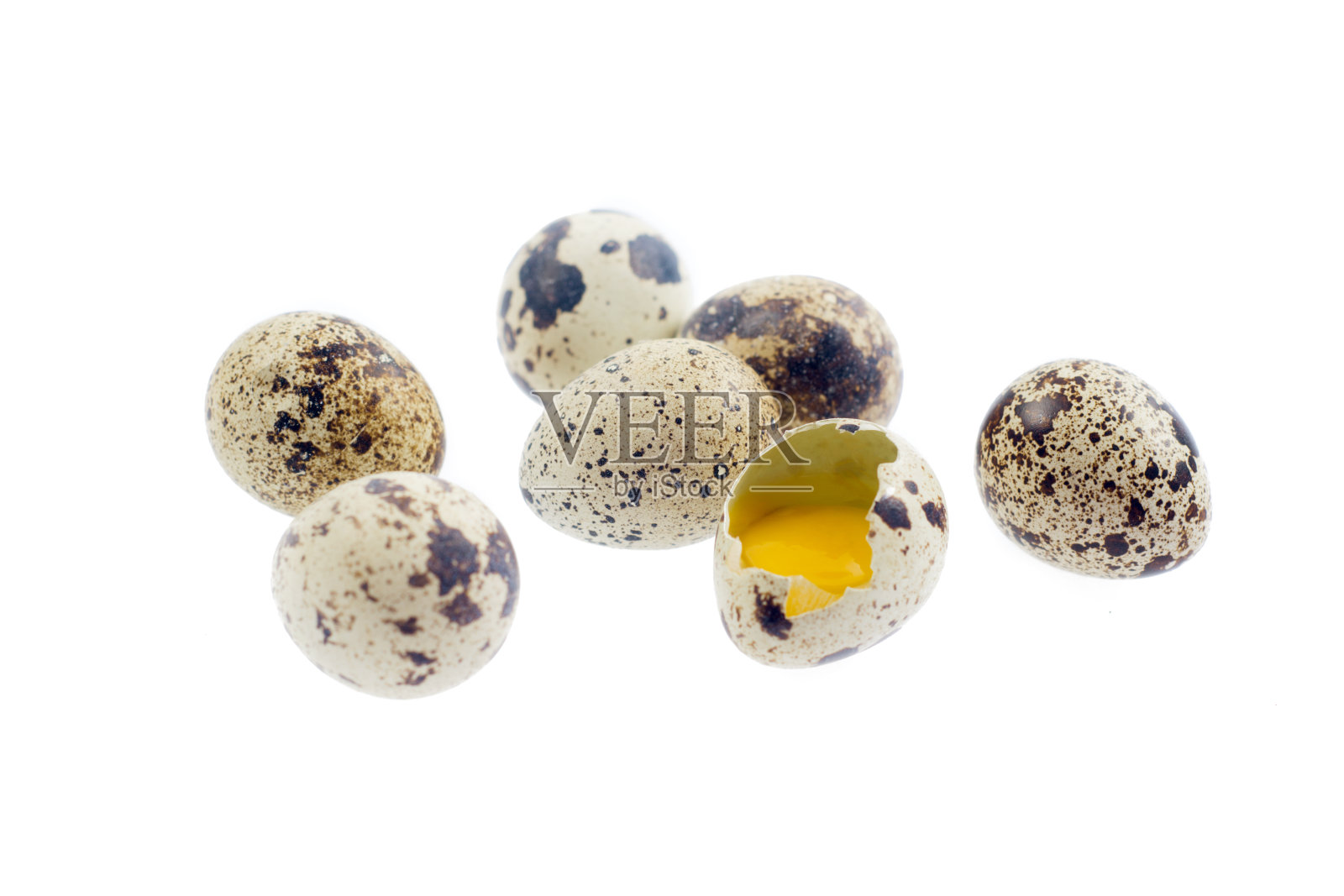 鹌鹑蛋被孤立在白色的背景上照片摄影图片