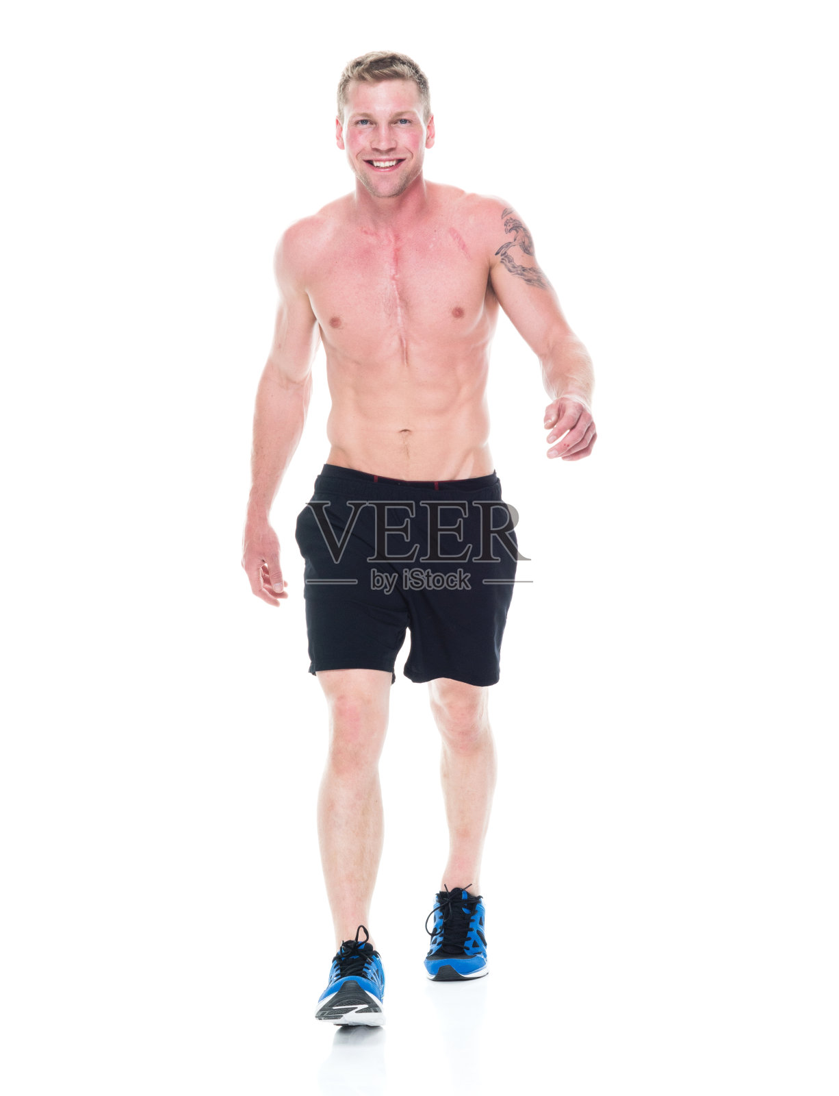 英俊的赤膊男子走路照片摄影图片