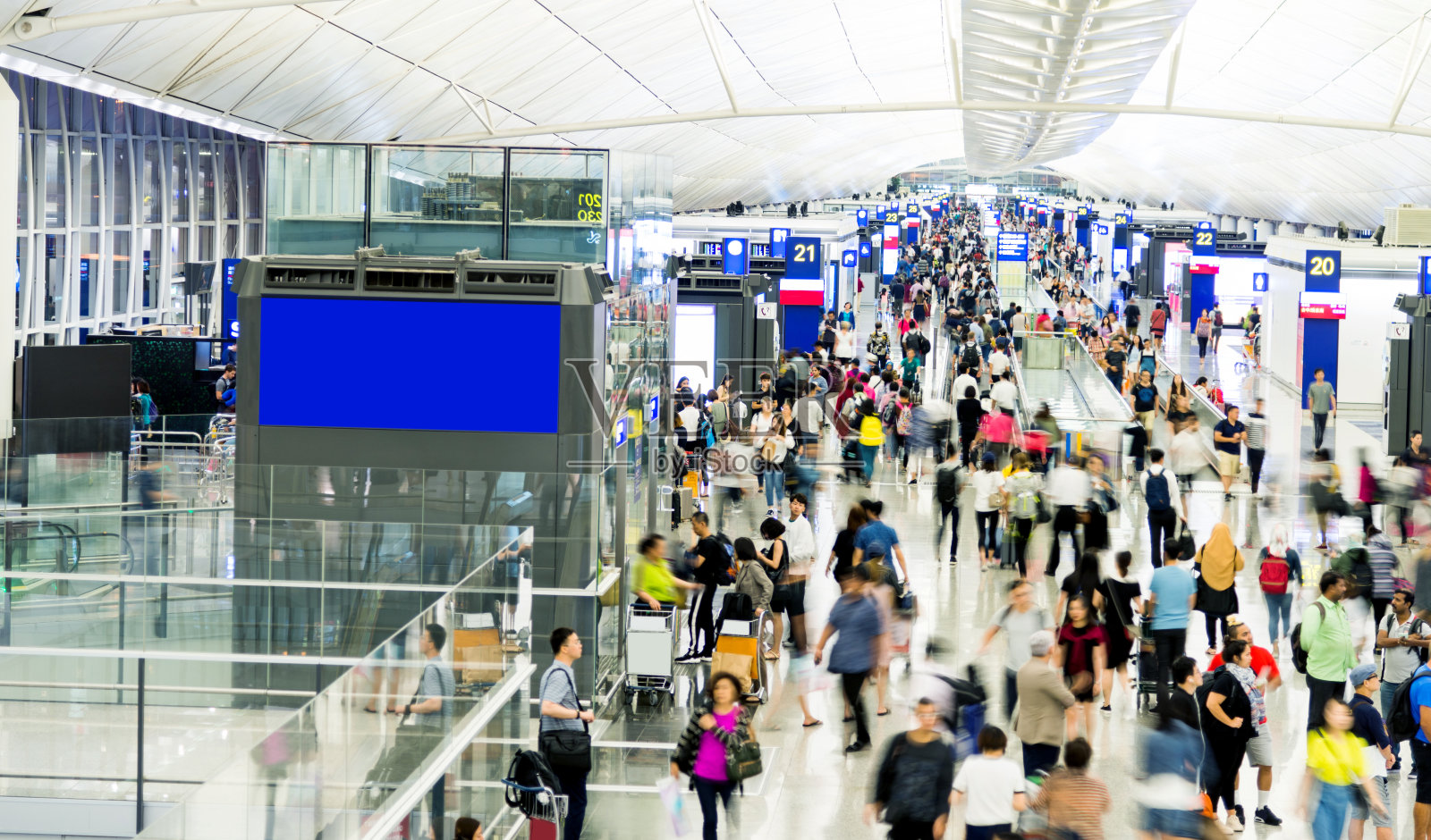 模糊的人在机场行走照片摄影图片