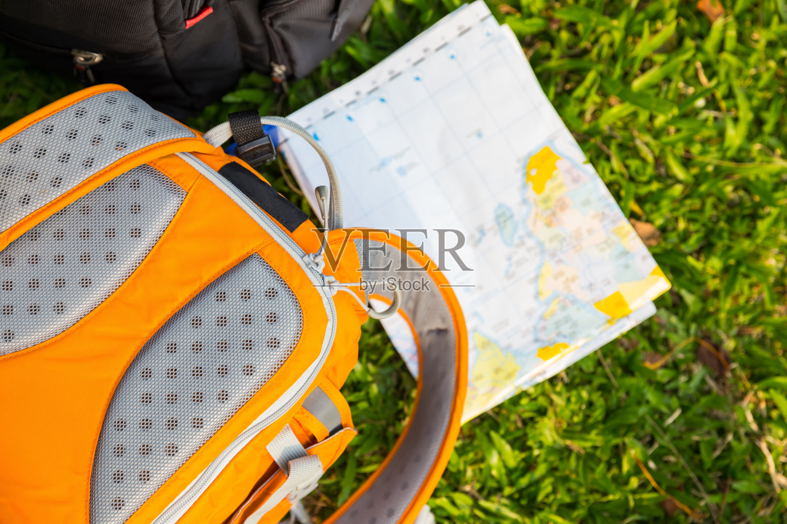 游客的包和地图照片摄影图片