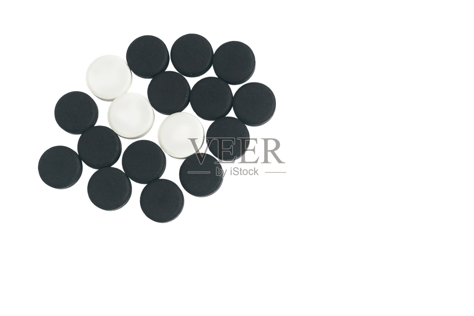 黑色活性炭片和白色氯霉素片照片摄影图片