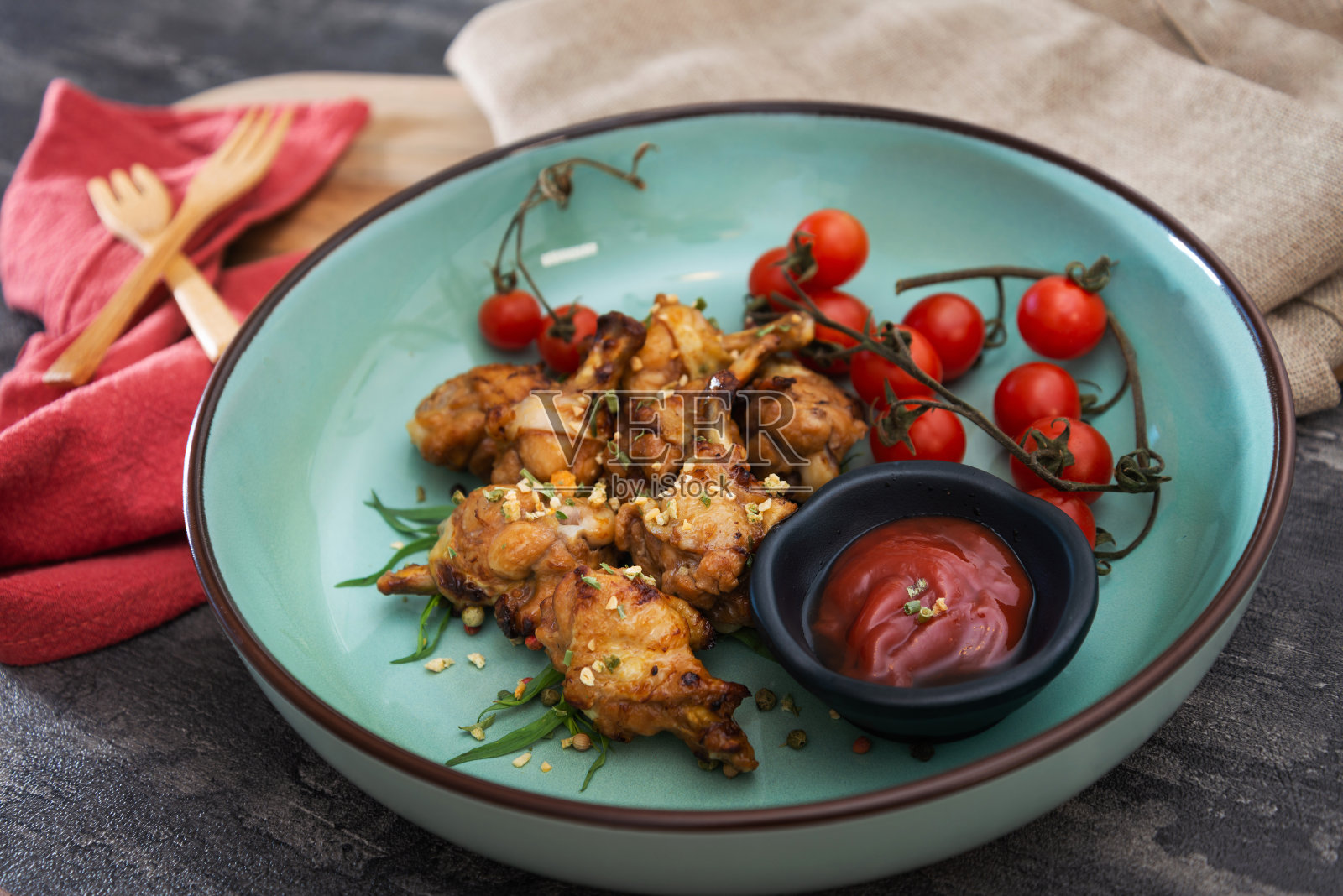 美味的派,烤鸡,帕尔马干酪和洋葱酸辣酱照片摄影图片