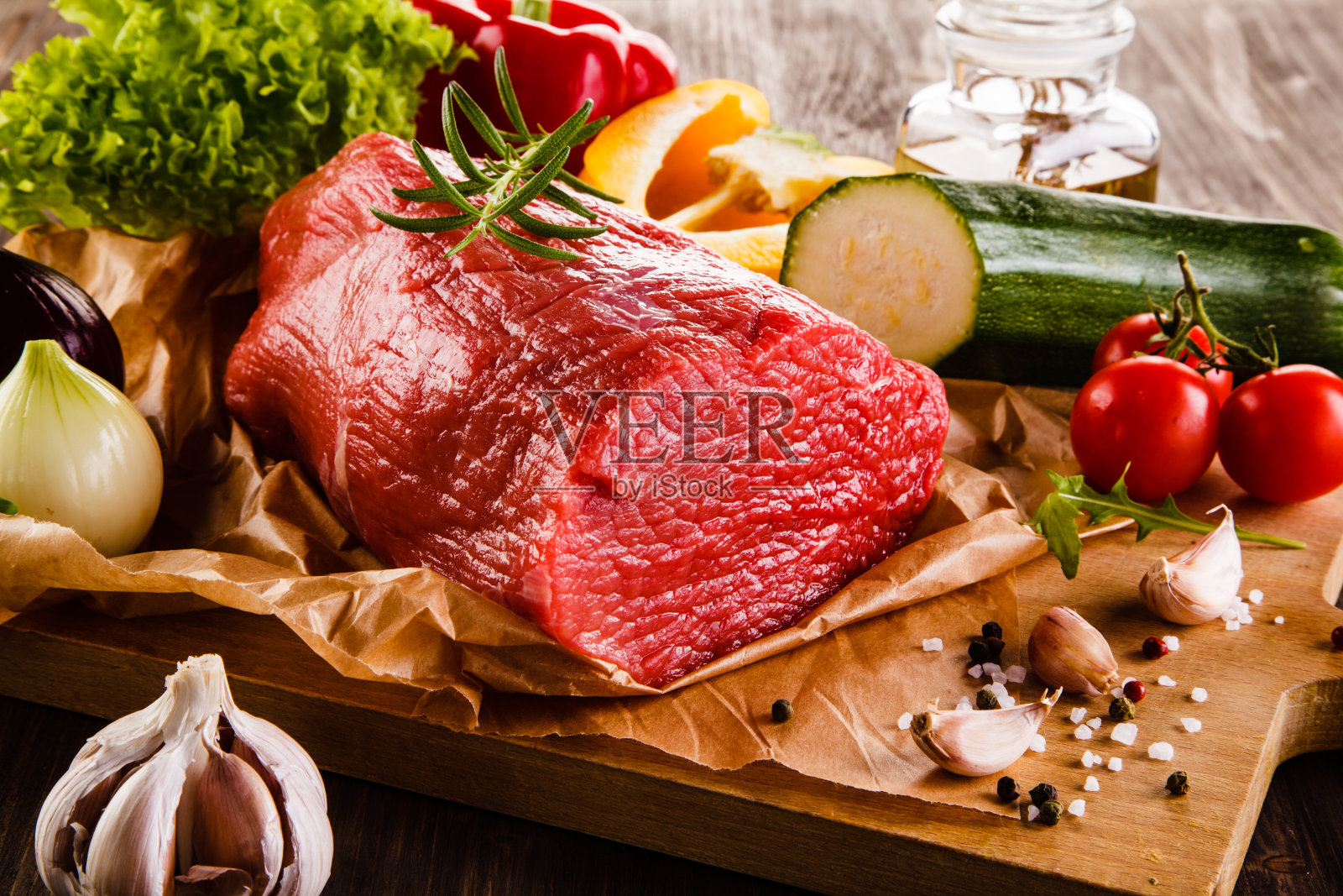 切板上的新鲜生牛肉照片摄影图片