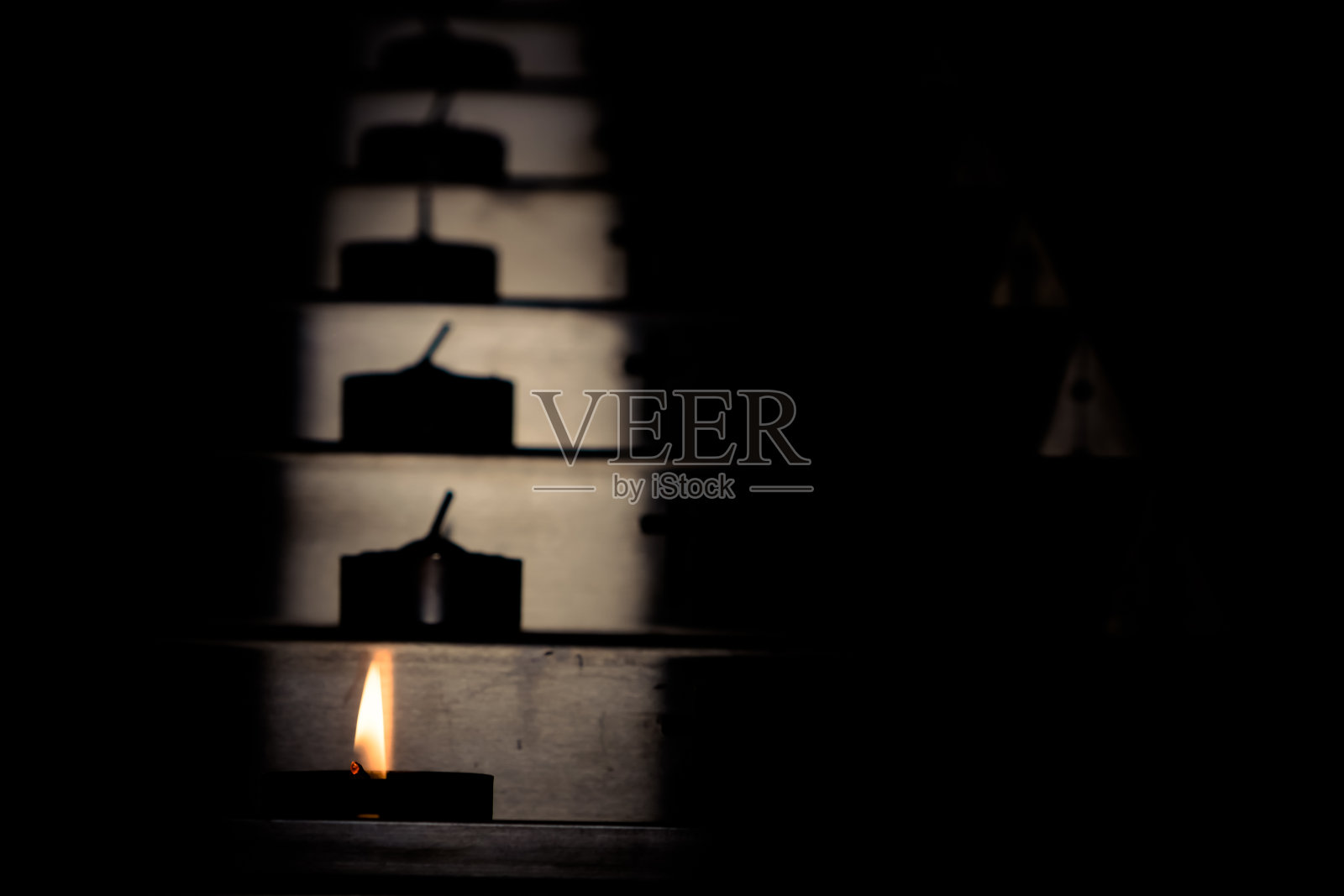 十字图案的金属烛台。照片摄影图片