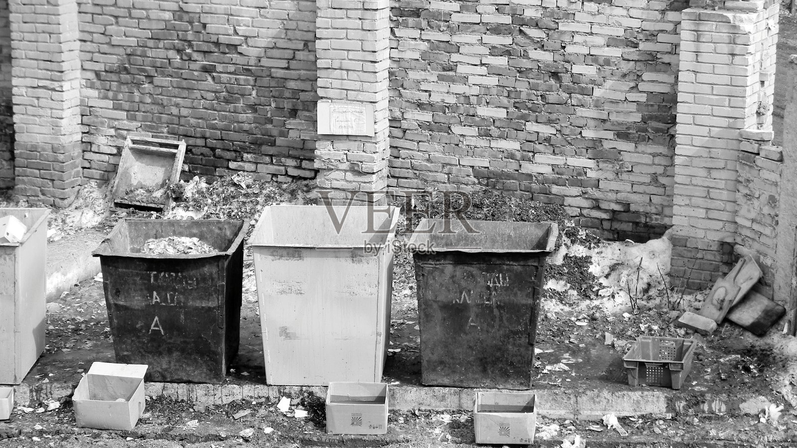 街上的废旧金属垃圾桶照片摄影图片