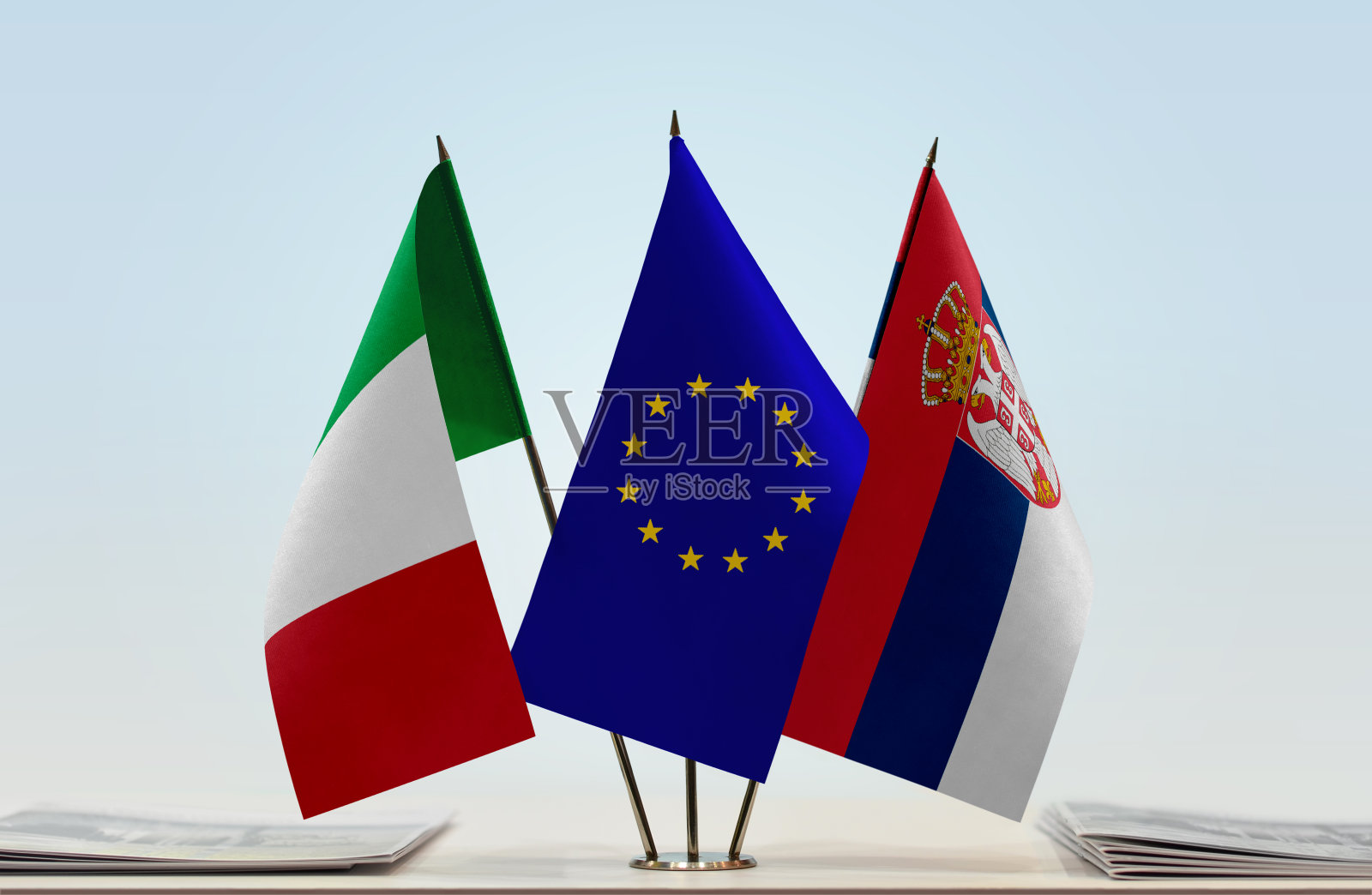 意大利、欧盟和塞尔维亚的国旗照片摄影图片