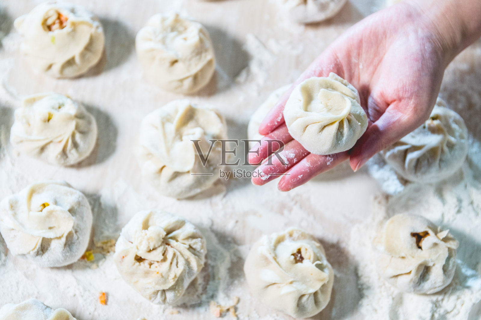 中国包子(表子)在手照片摄影图片