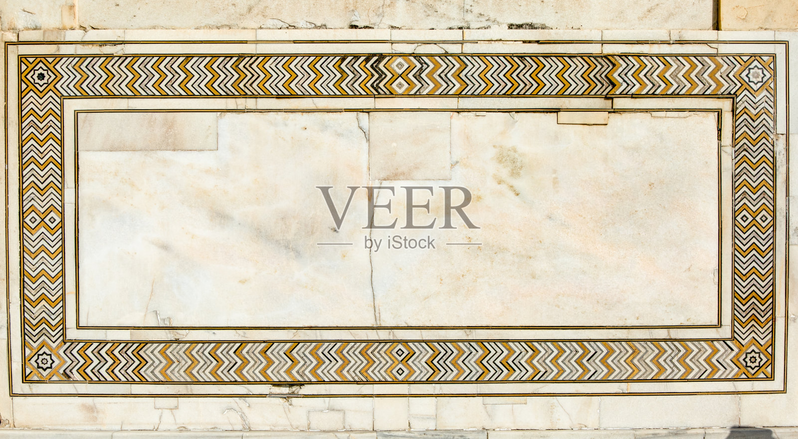 印度阿格拉的泰姬陵-人字纹镶嵌由高度抛光的彩色石头制成,通常有红色,白色和黑色,装饰泰姬陵的面板照片摄影图片