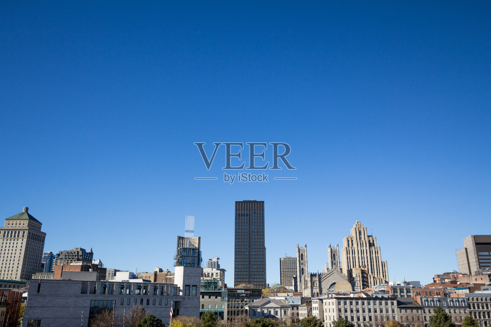 旧蒙特利尔的天际线,巴黎圣母院在前面,石头和玻璃摩天大楼在背景。大教堂是加拿大魁北克蒙特利尔的主要大教堂,也是旅游地标照片摄影图片