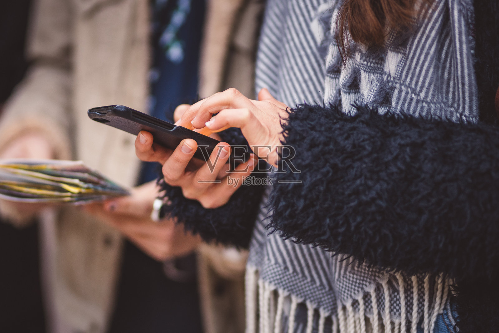 女性手握智能手机的特写照片摄影图片