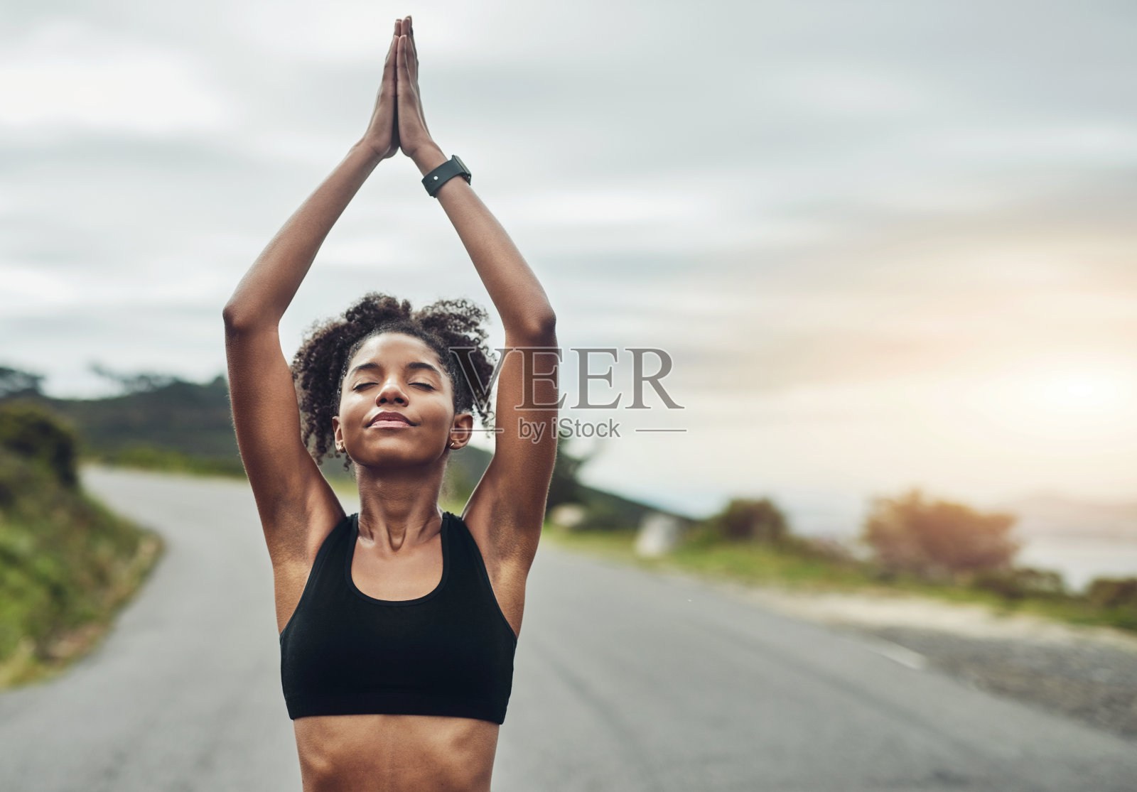 关注她的心照片摄影图片