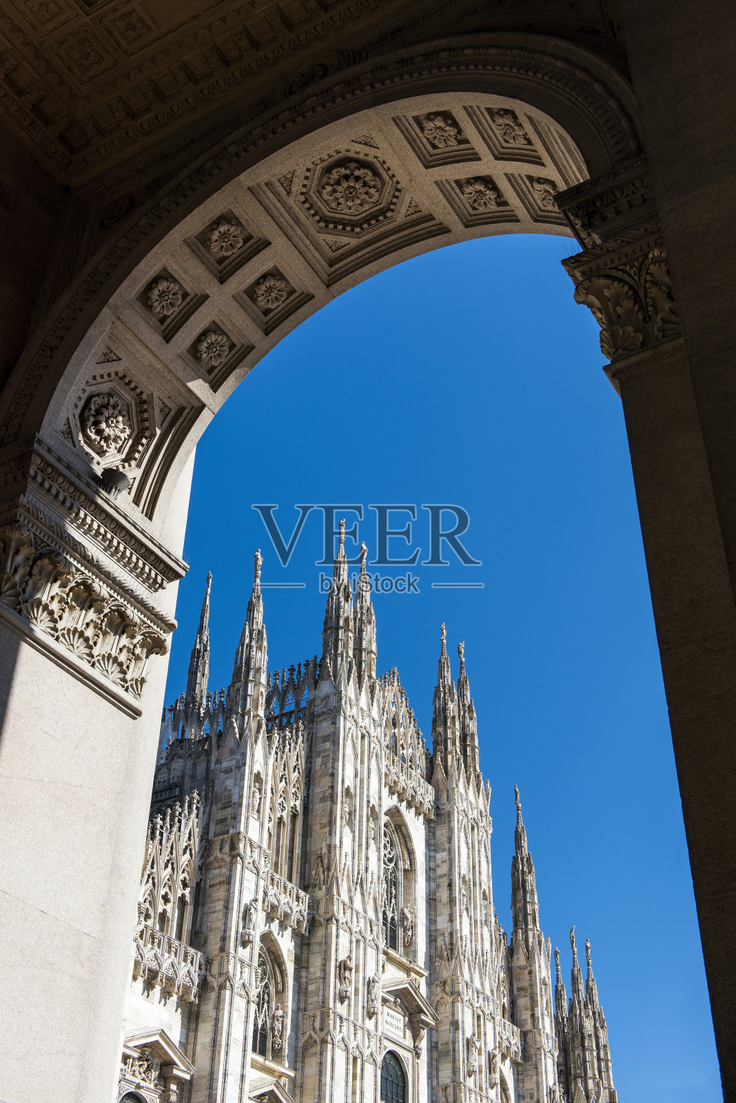 意大利米兰,从拱形窗户看大教堂照片摄影图片