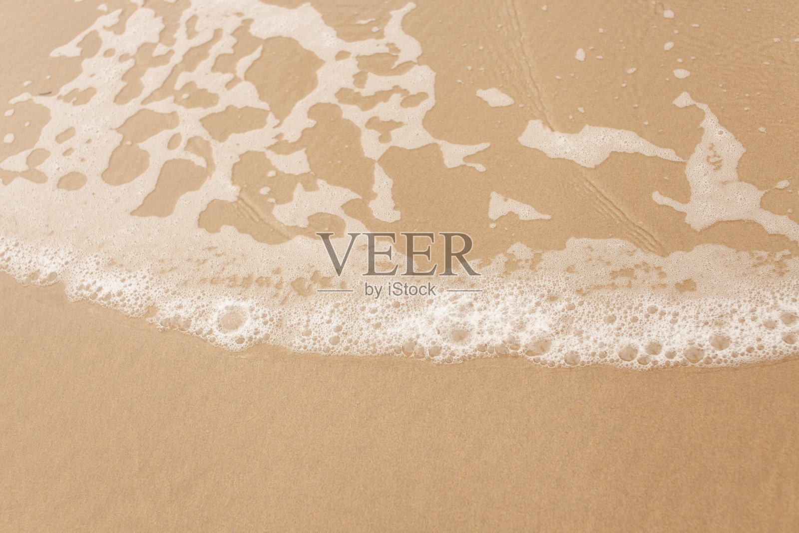 湿黄沙的纹理与海浪泡沫照片摄影图片