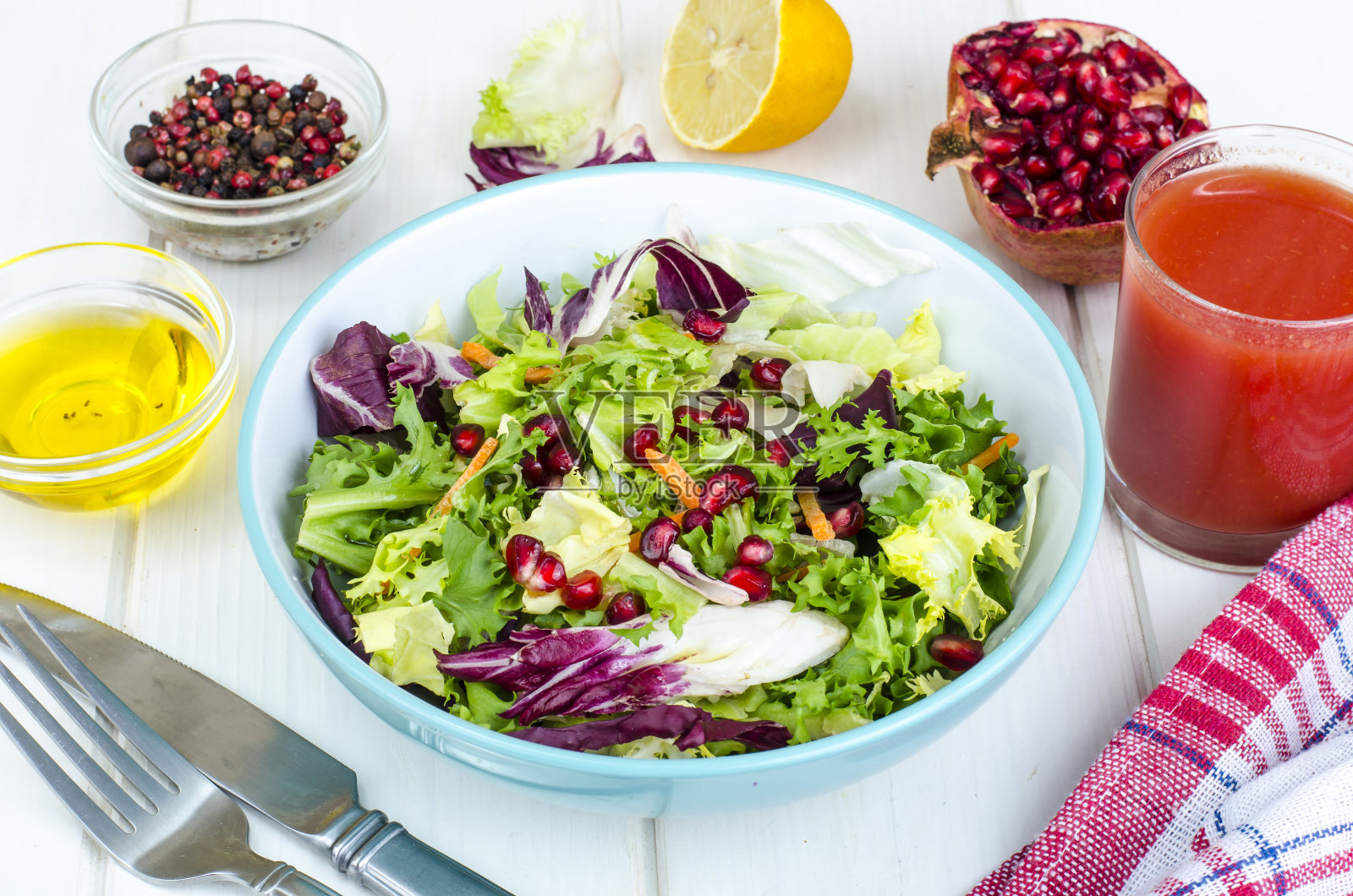 新鲜蔬菜沙拉配石榴,素食菜单照片摄影图片