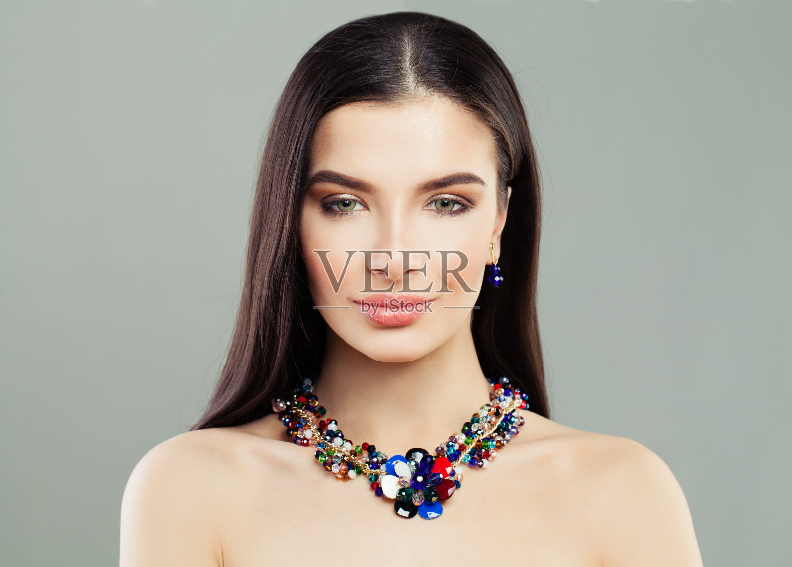 年轻的黑发女子戴着明亮的项链,时尚的肖像照片摄影图片