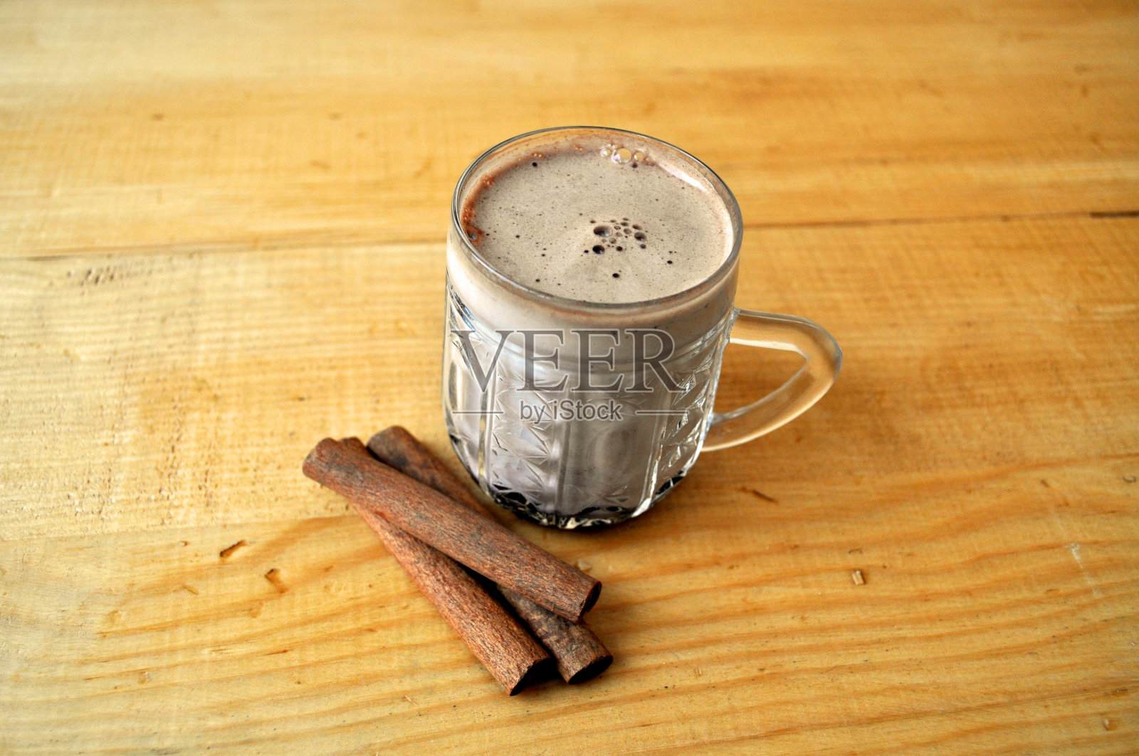 芳香细腻的棕色可可饮料在一个透明的杯子照片摄影图片