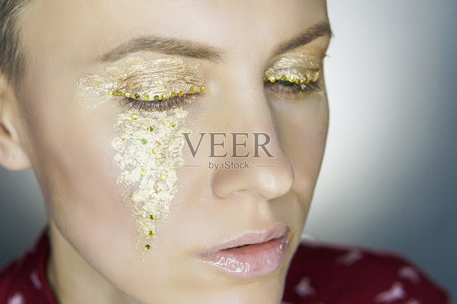 漂亮的女人,金色的妆容照片摄影图片