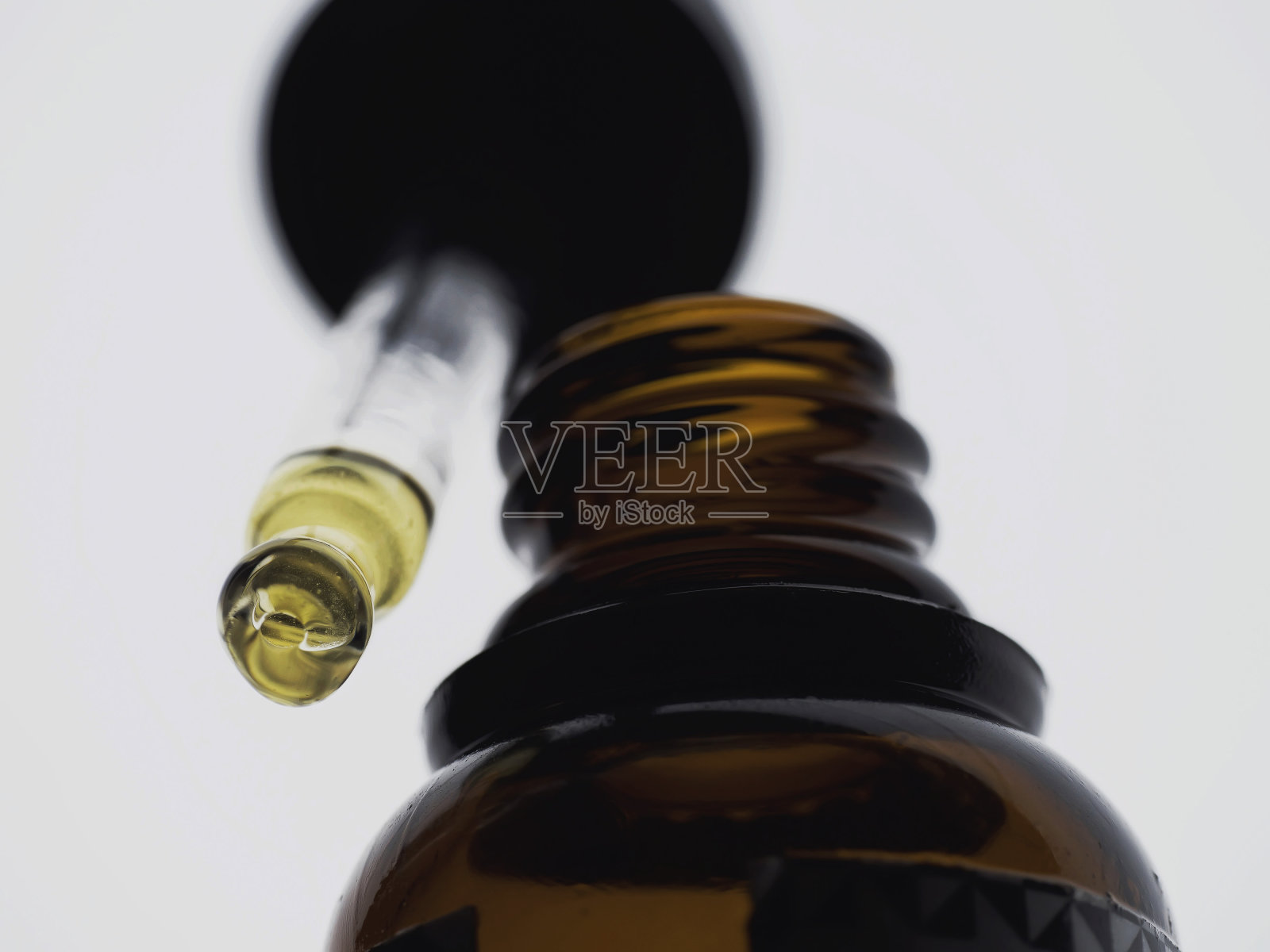 容器与CBD油,大麻活树脂提取分离的白色医用大麻概念特写照片摄影图片