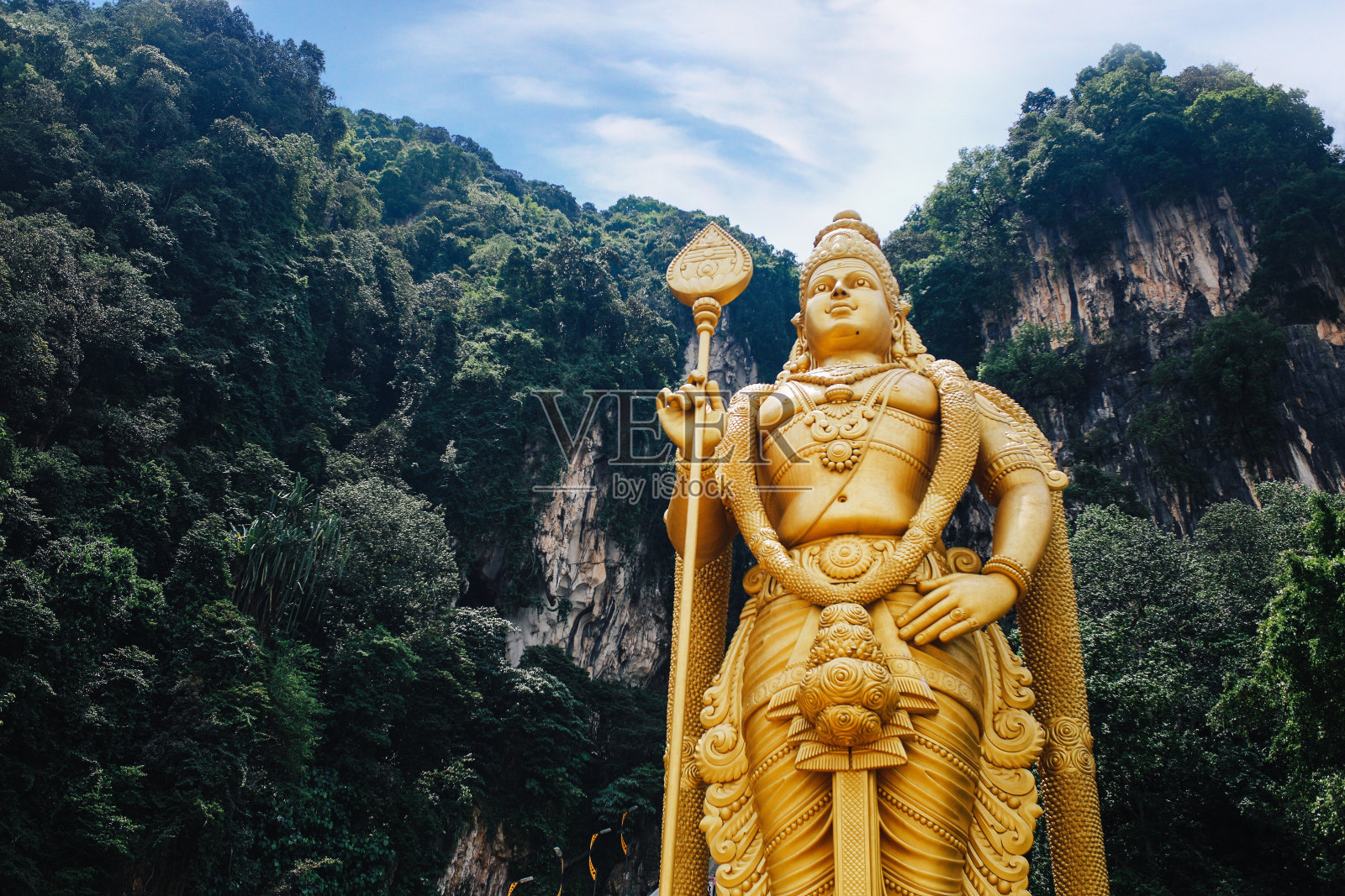 马来西亚雪兰莪州巴都石窟入口处的Murugan雕像照片摄影图片