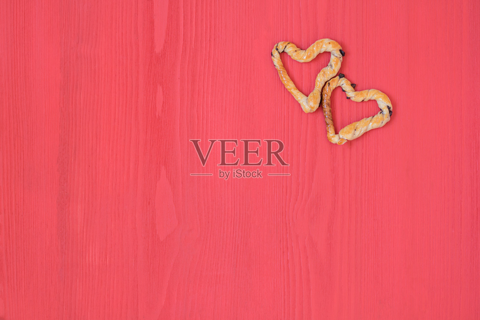 格里森尼心传统的意大利小吃在红色的背景照片摄影图片