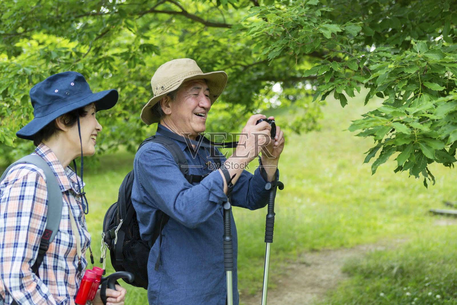 高级夫妇徒步旅行照片摄影图片