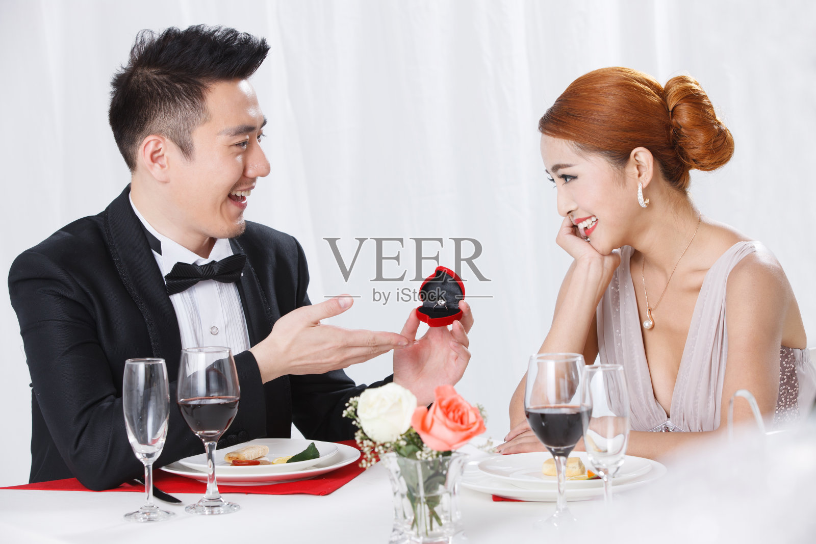 浪漫的青年情侣照片摄影图片