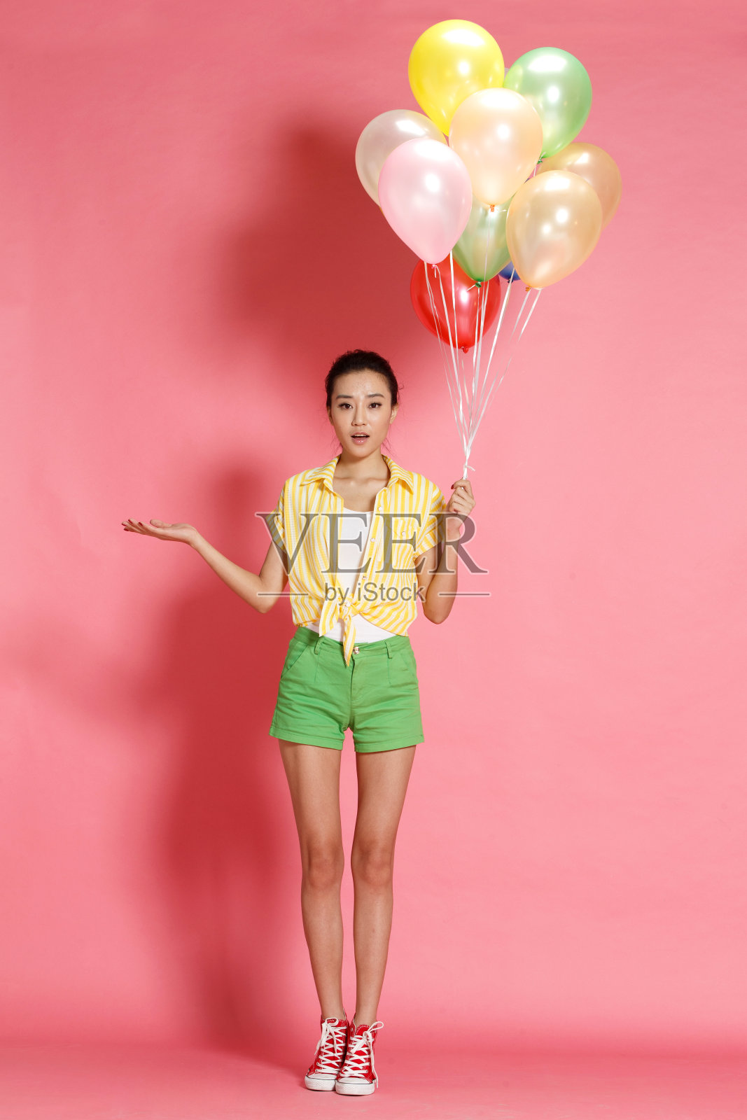 青年女人拿着气球照片摄影图片