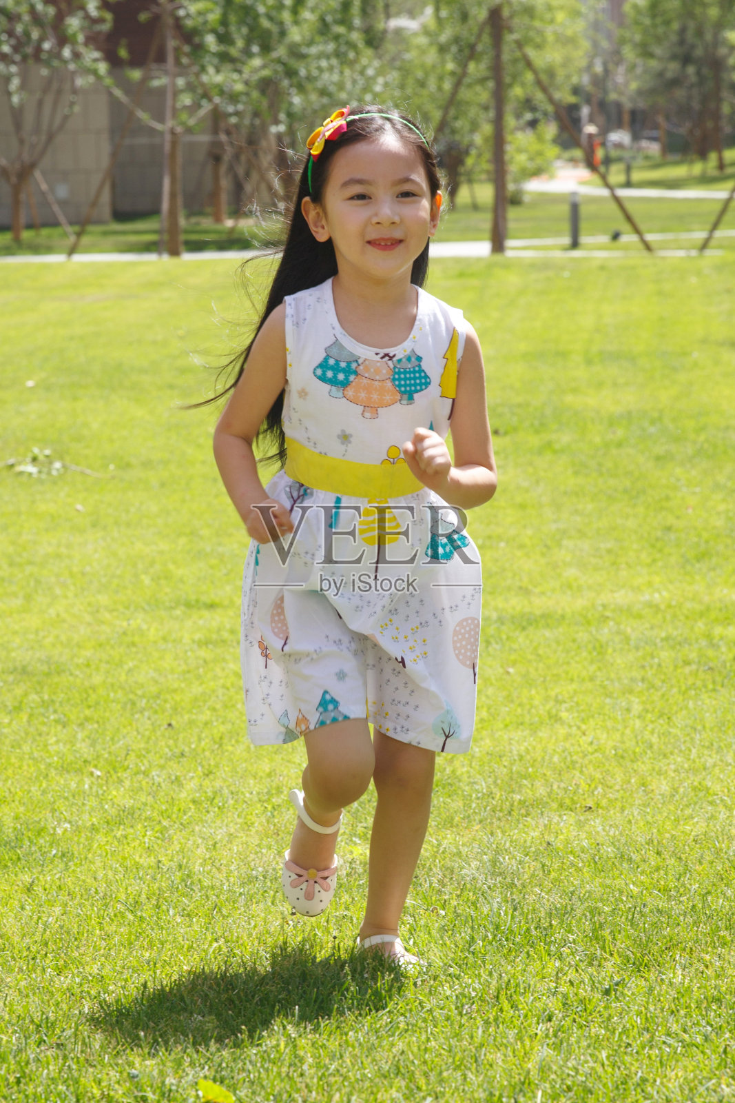 小女孩在户外玩耍照片摄影图片