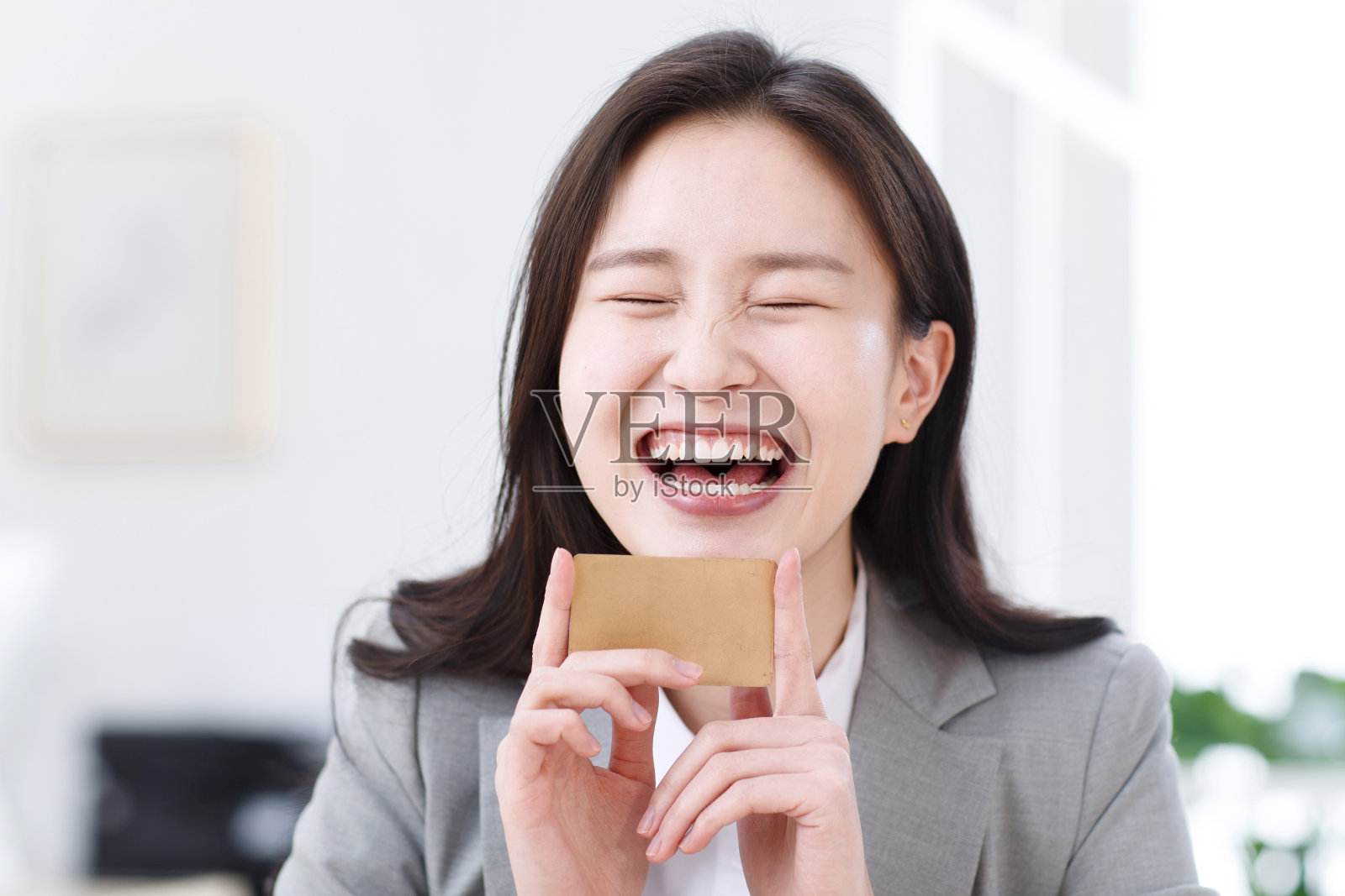 商务青年女人拿着卡片照片摄影图片