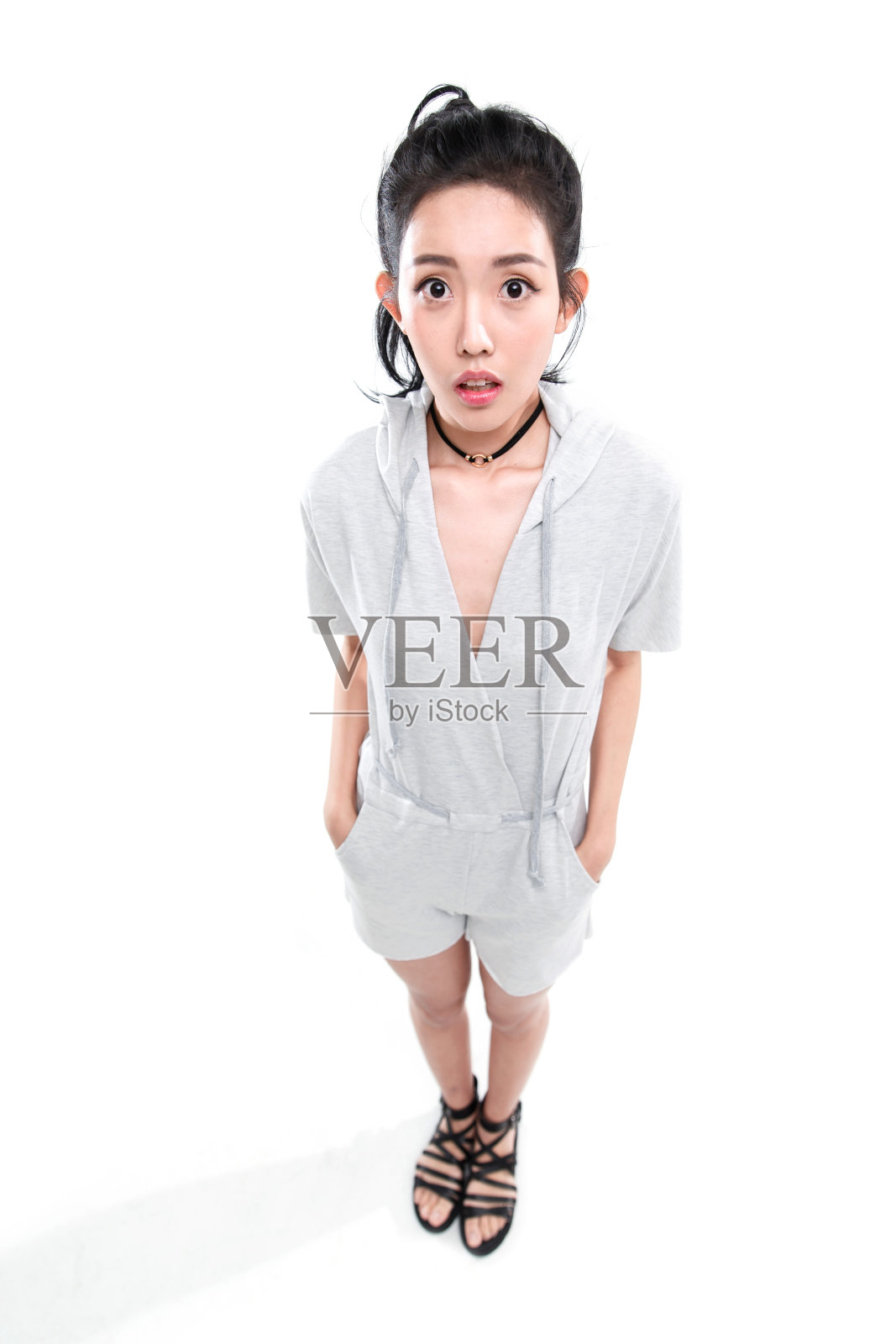 身体变形的青年女孩照片摄影图片