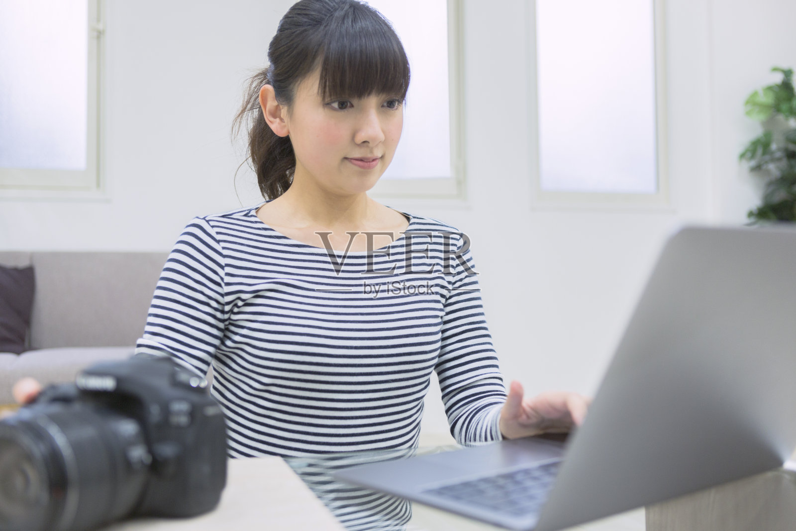 检查照片的女人照片摄影图片
