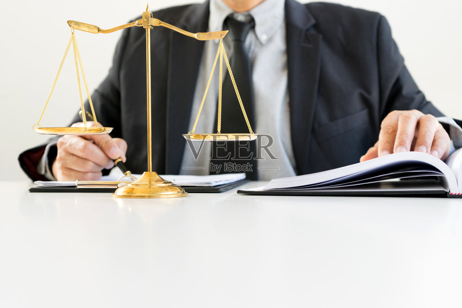 法官 gavel 与律师、西装商人照片摄影图片