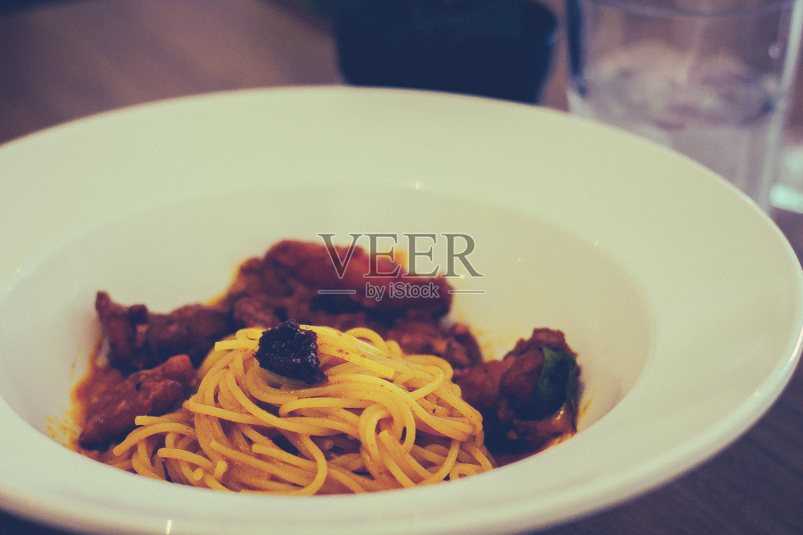 混合咖喱酱和香料与新鲜的意大利面和腌制的炸鸡块。照片摄影图片