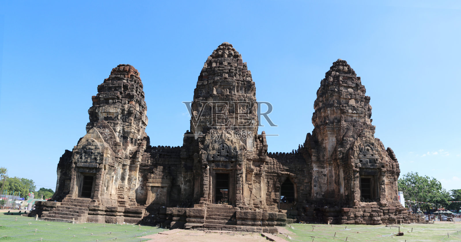 泰国华富里省的Phra prang Sam Yot(三个神圣的砰砰)。照片摄影图片