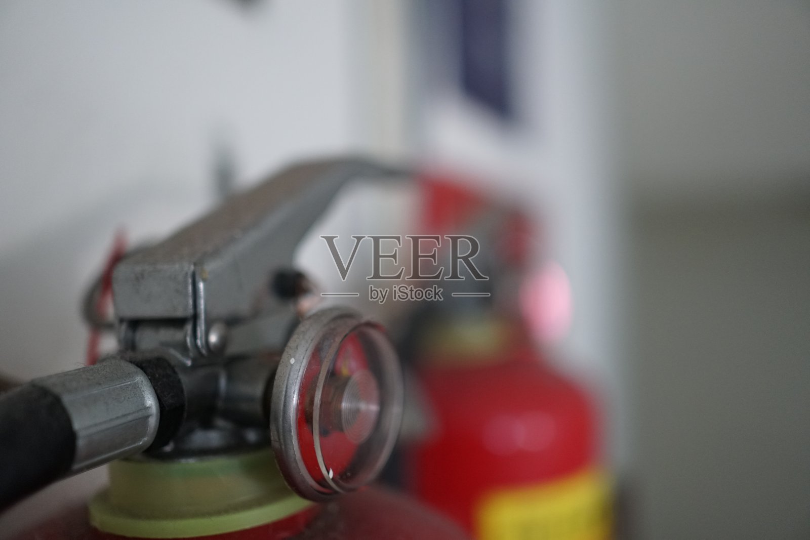 办公室里要有灭火器。照片摄影图片