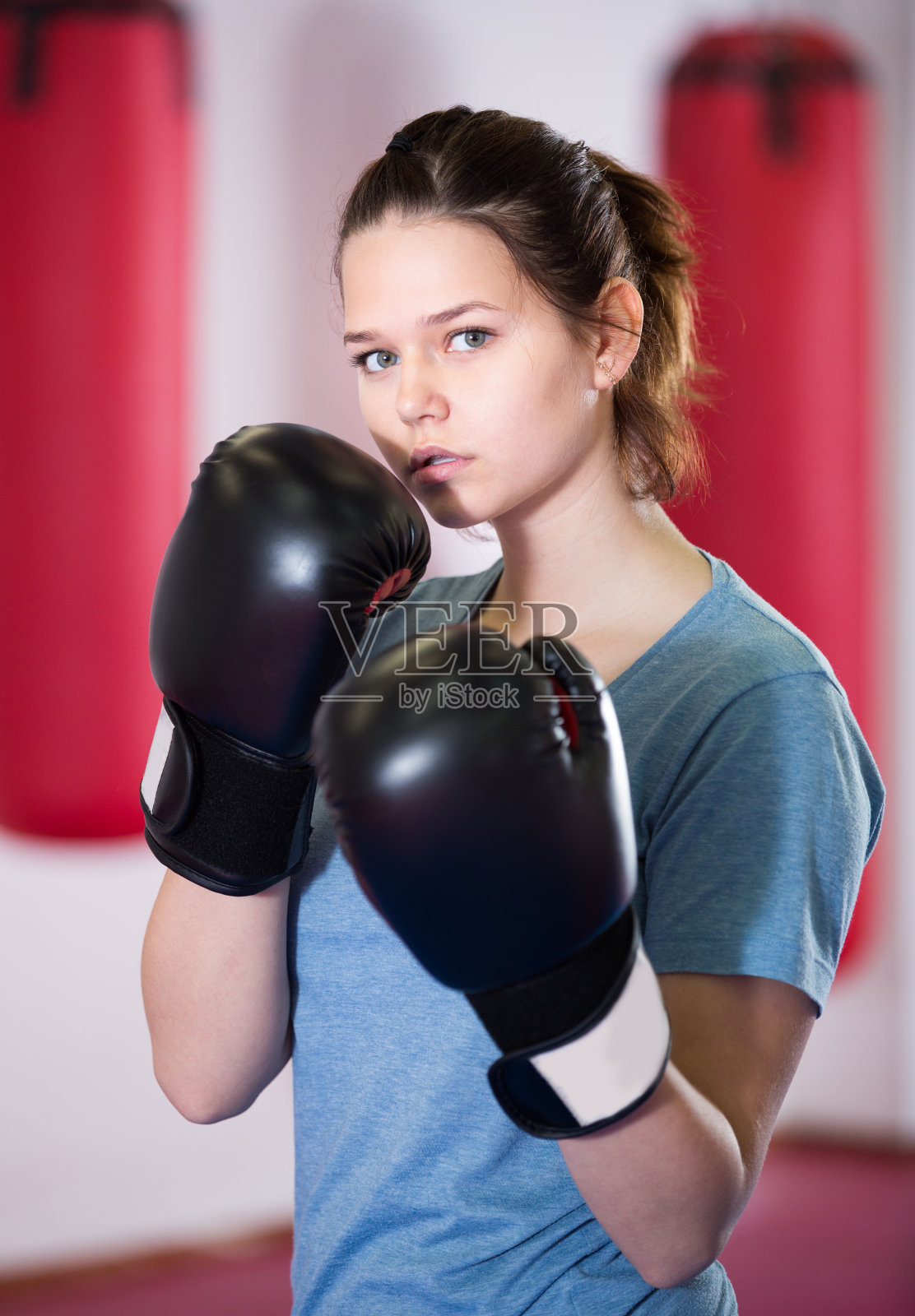 正面女孩的肖像练习不同的踢腿照片摄影图片
