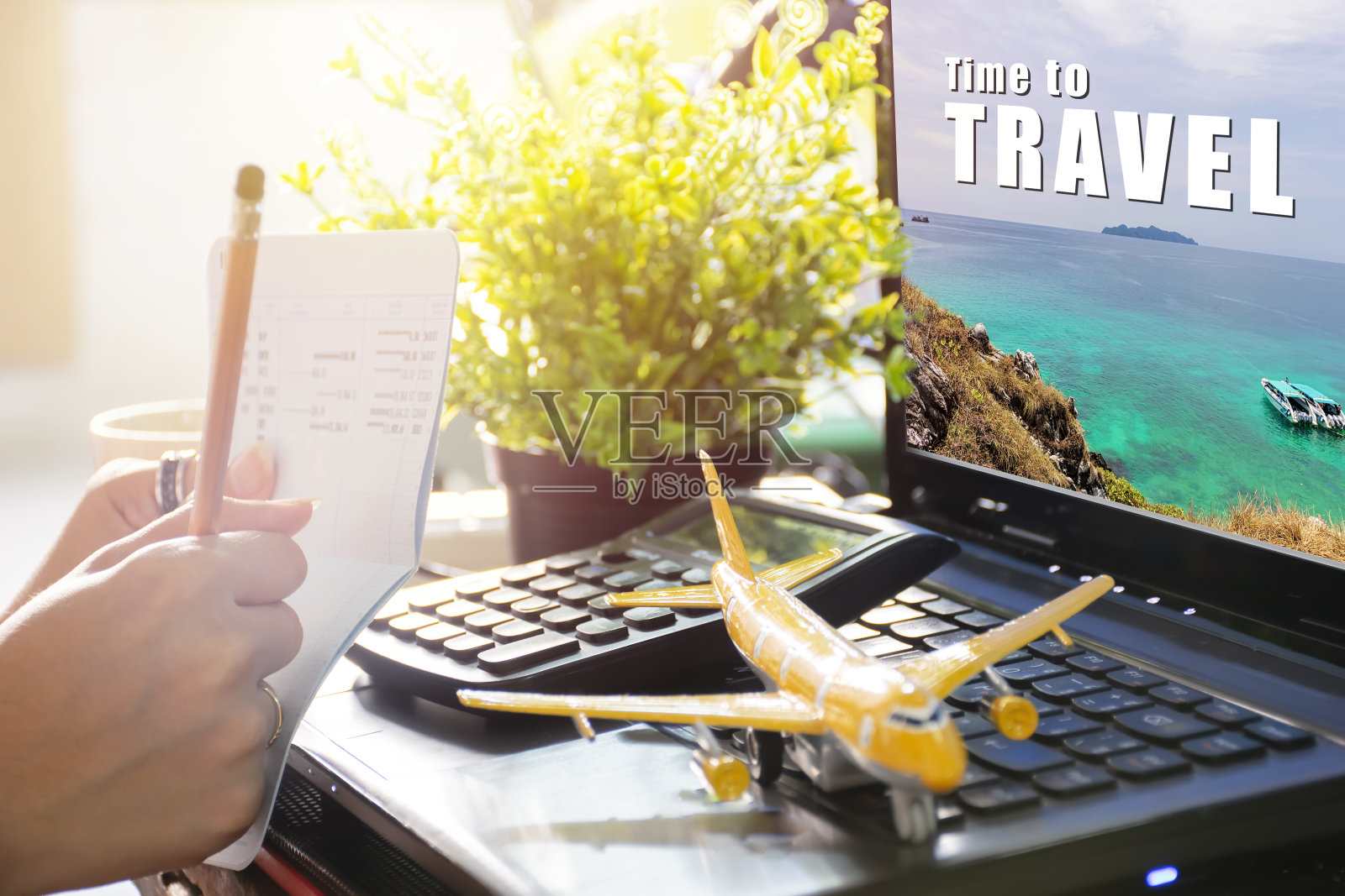 旅游规划的概念。是时候用笔记本电脑旅行了。照片摄影图片