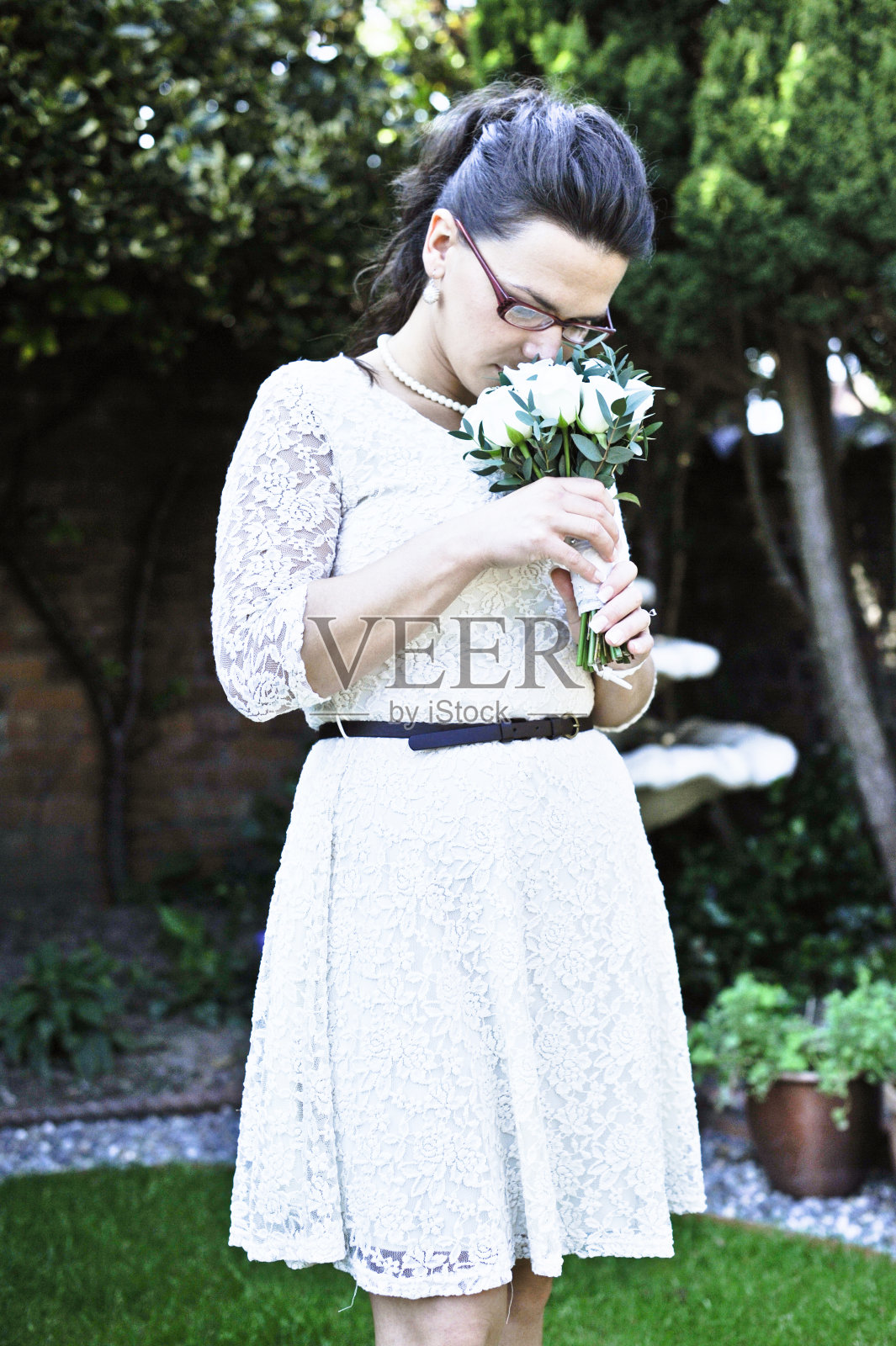 美丽的新娘捧着一束花照片摄影图片