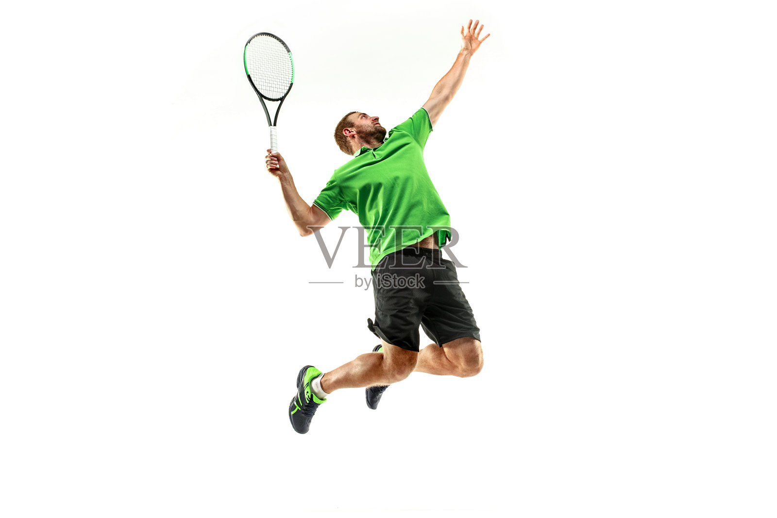 一名白人男子正在打网球,背景是白人照片摄影图片