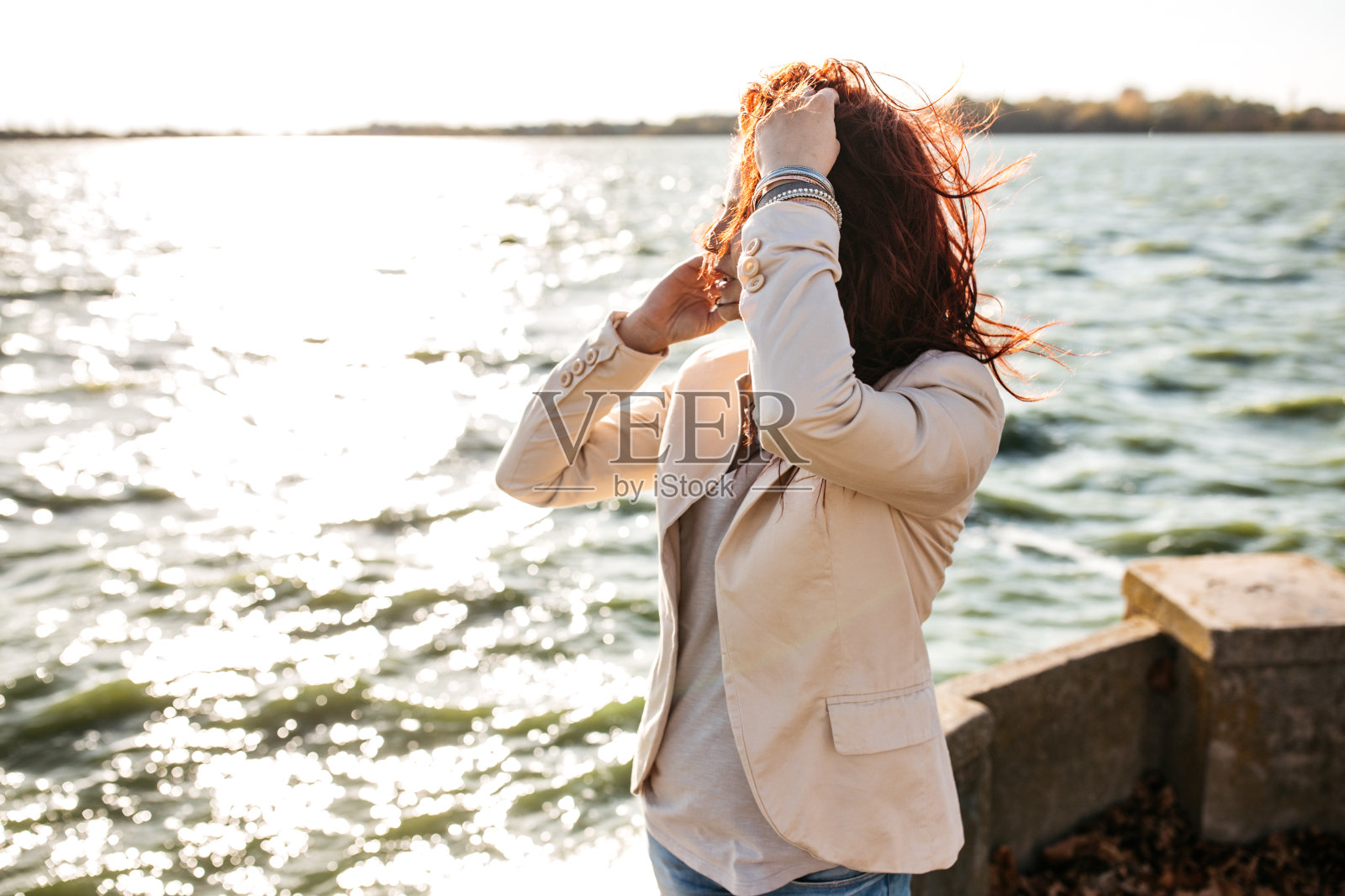 湖边有风的一天照片摄影图片