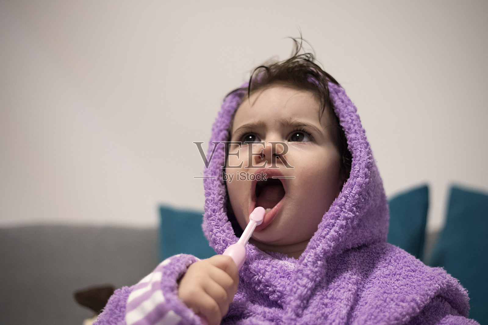 宝宝害怕牙刷照片摄影图片