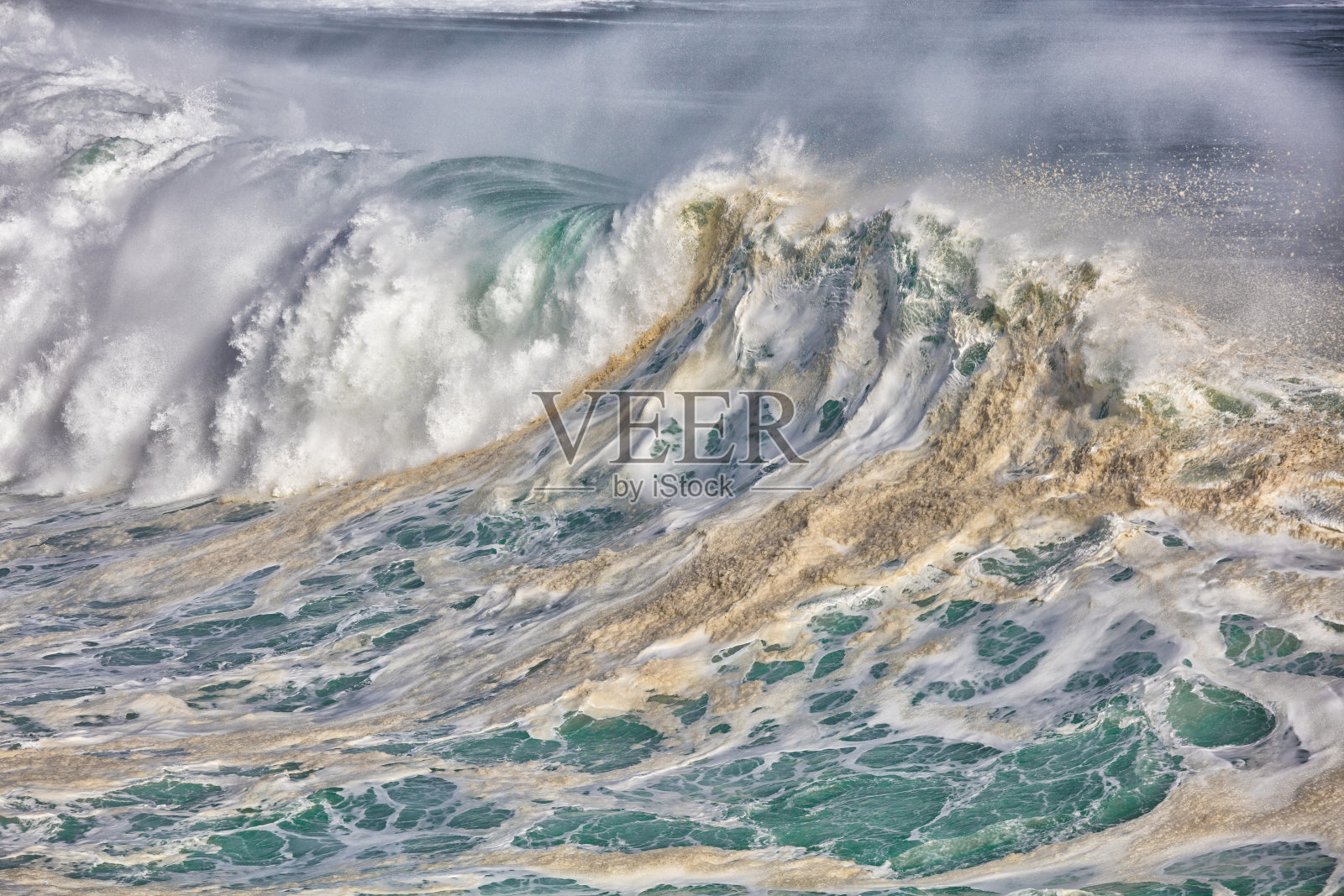 强劲的太平洋海浪在美国加利福尼亚州北部,泡沫和浪花照片摄影图片