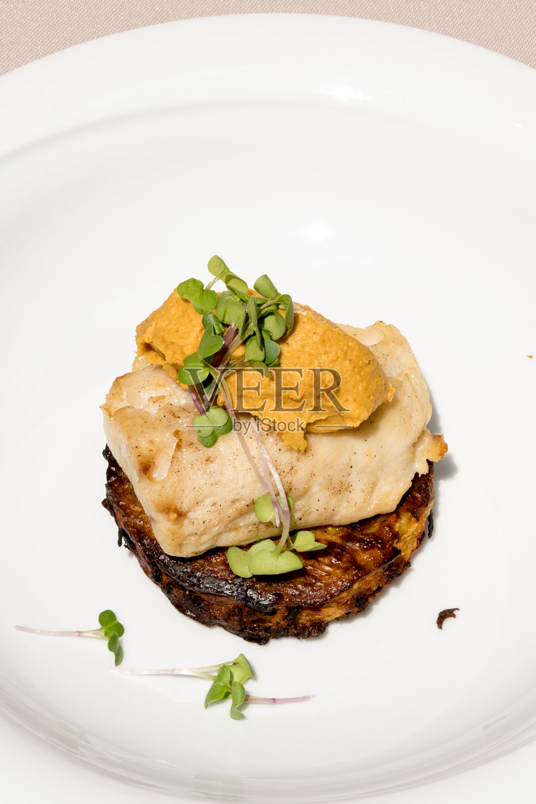 美味的白鱼配炸西葫芦,甘薯泥和紫汁照片摄影图片