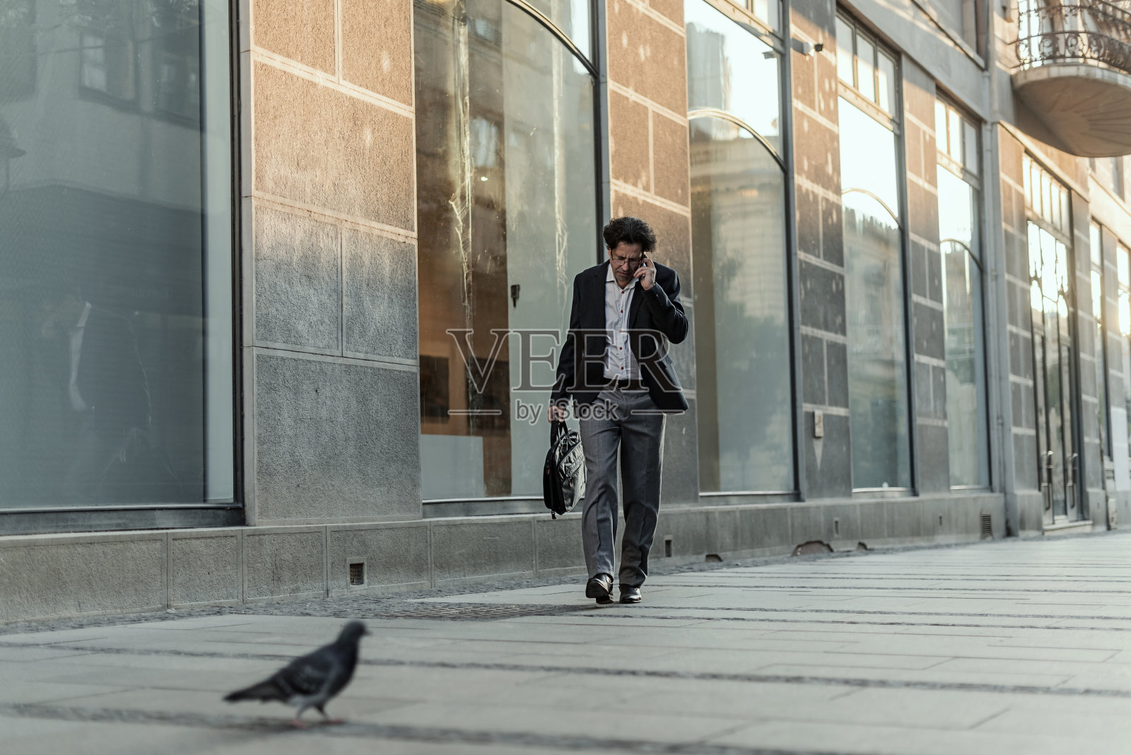 城市街道上的成熟商人照片摄影图片
