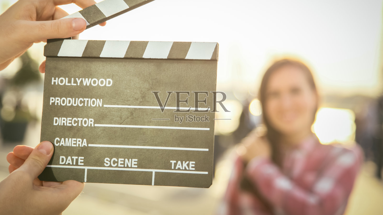 手握电影拍手的男人照片摄影图片