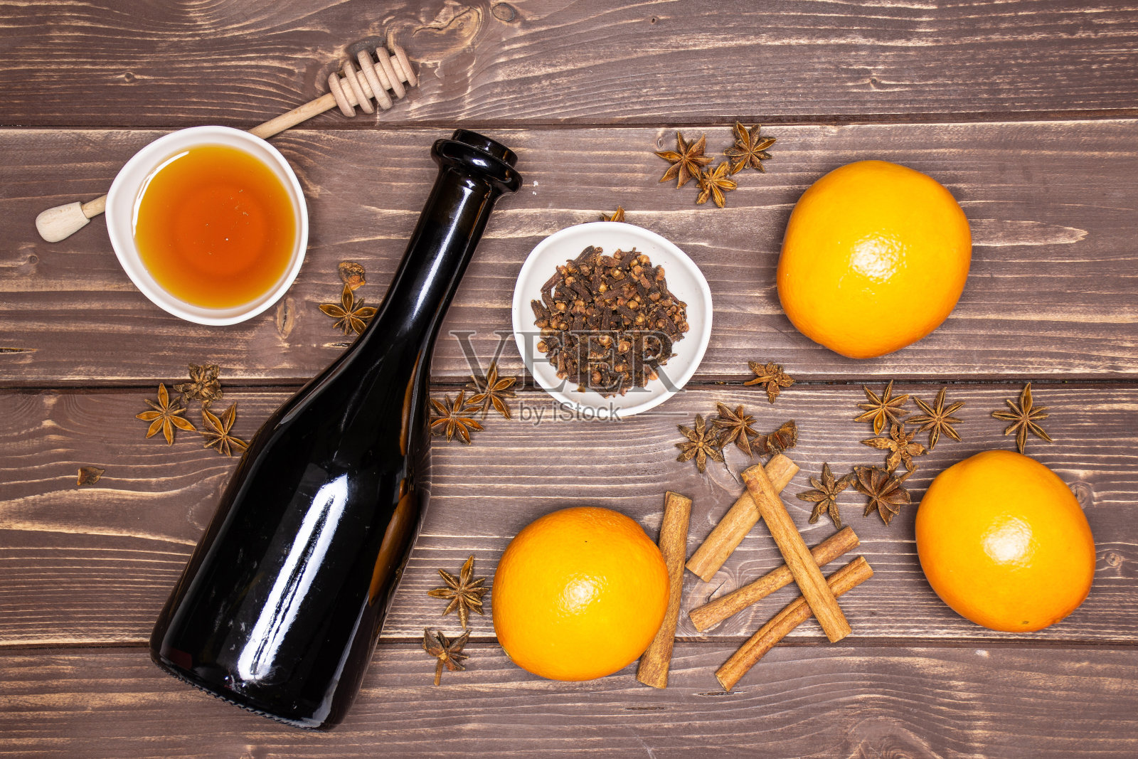 在棕色的木头上一步一步地制作热红酒照片摄影图片