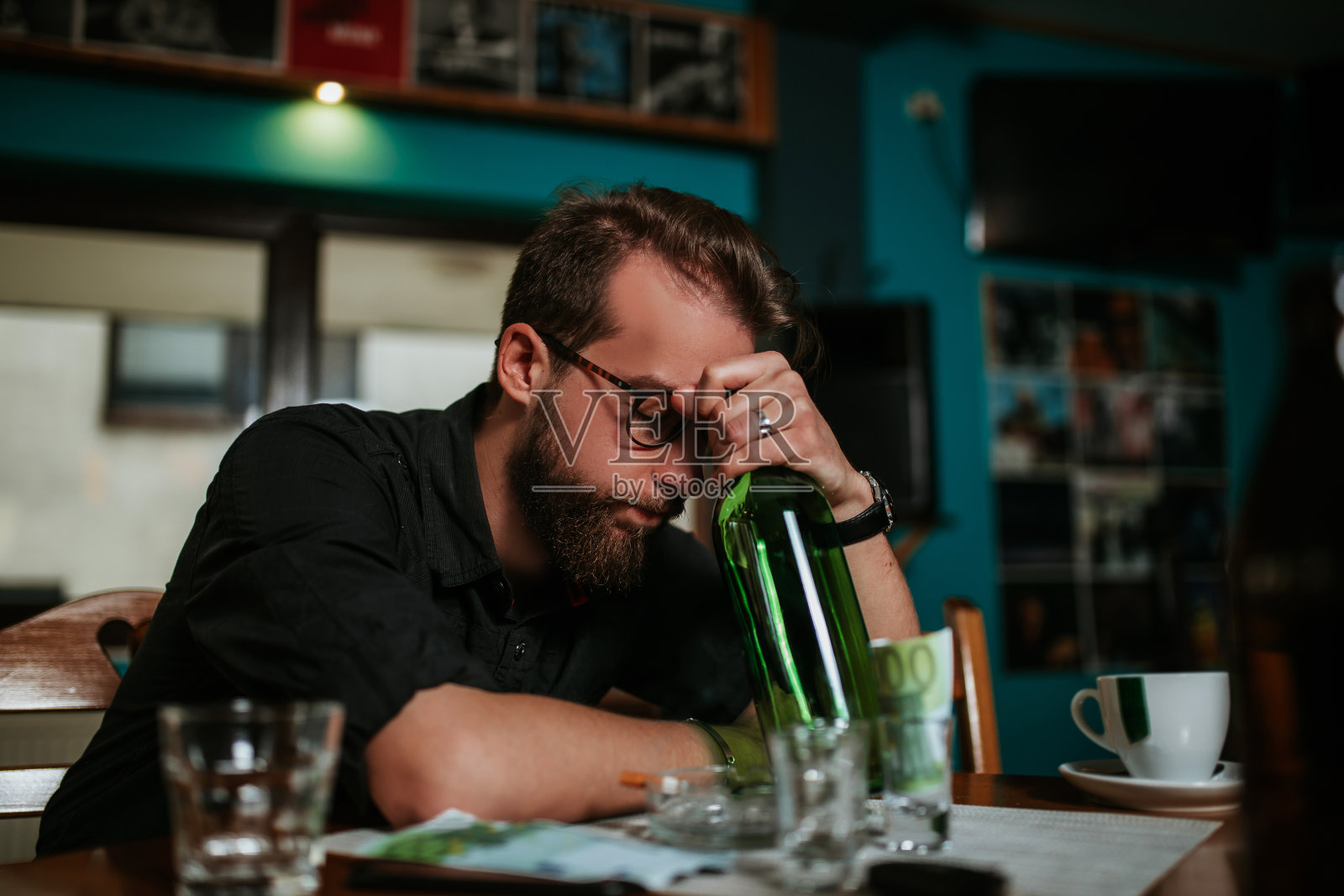 一个坐在酒吧里的醉汉照片摄影图片