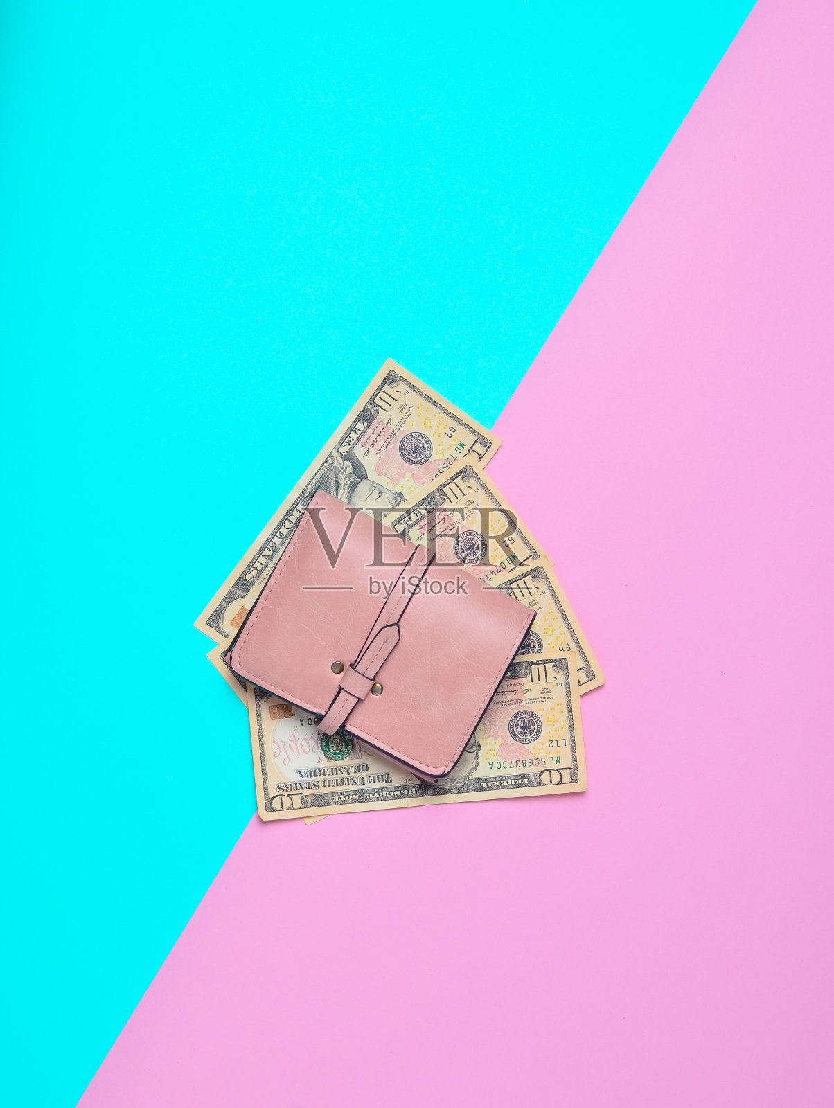 淡粉色钱包,底色是柔和的美元。让我们去购物吧!照片摄影图片