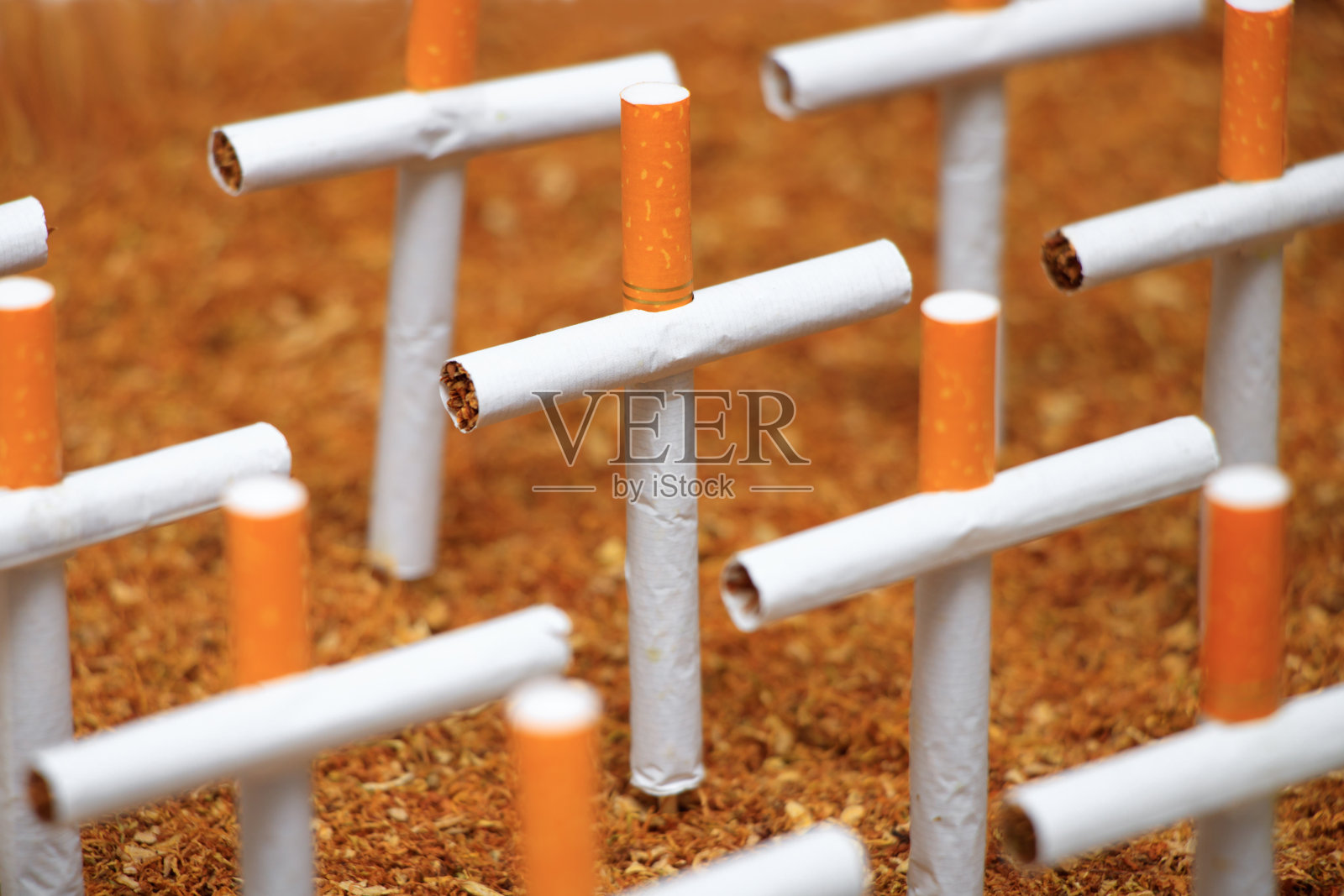 吸烟有害健康,吸烟者坟墓观念照片摄影图片